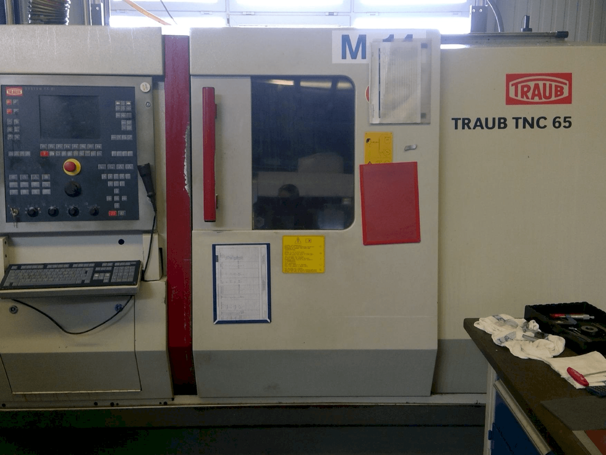 Frontansicht der TRAUB TNC 42/65 Maschine