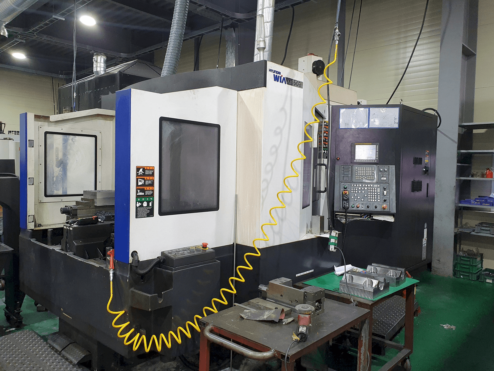 Frontansicht der Hyundai Wia KH50G Maschine