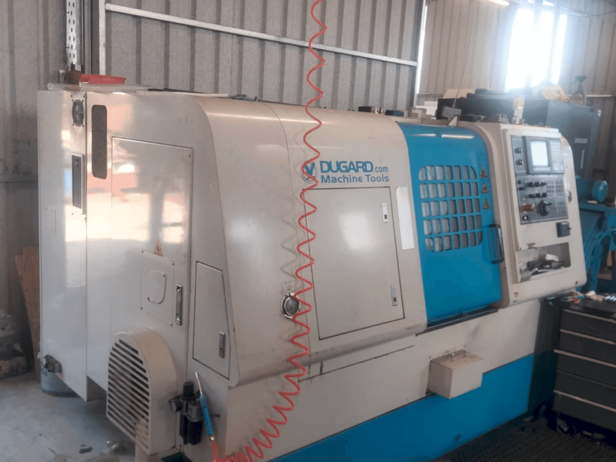 Frontansicht der Dugard Eagle 200 Maschine