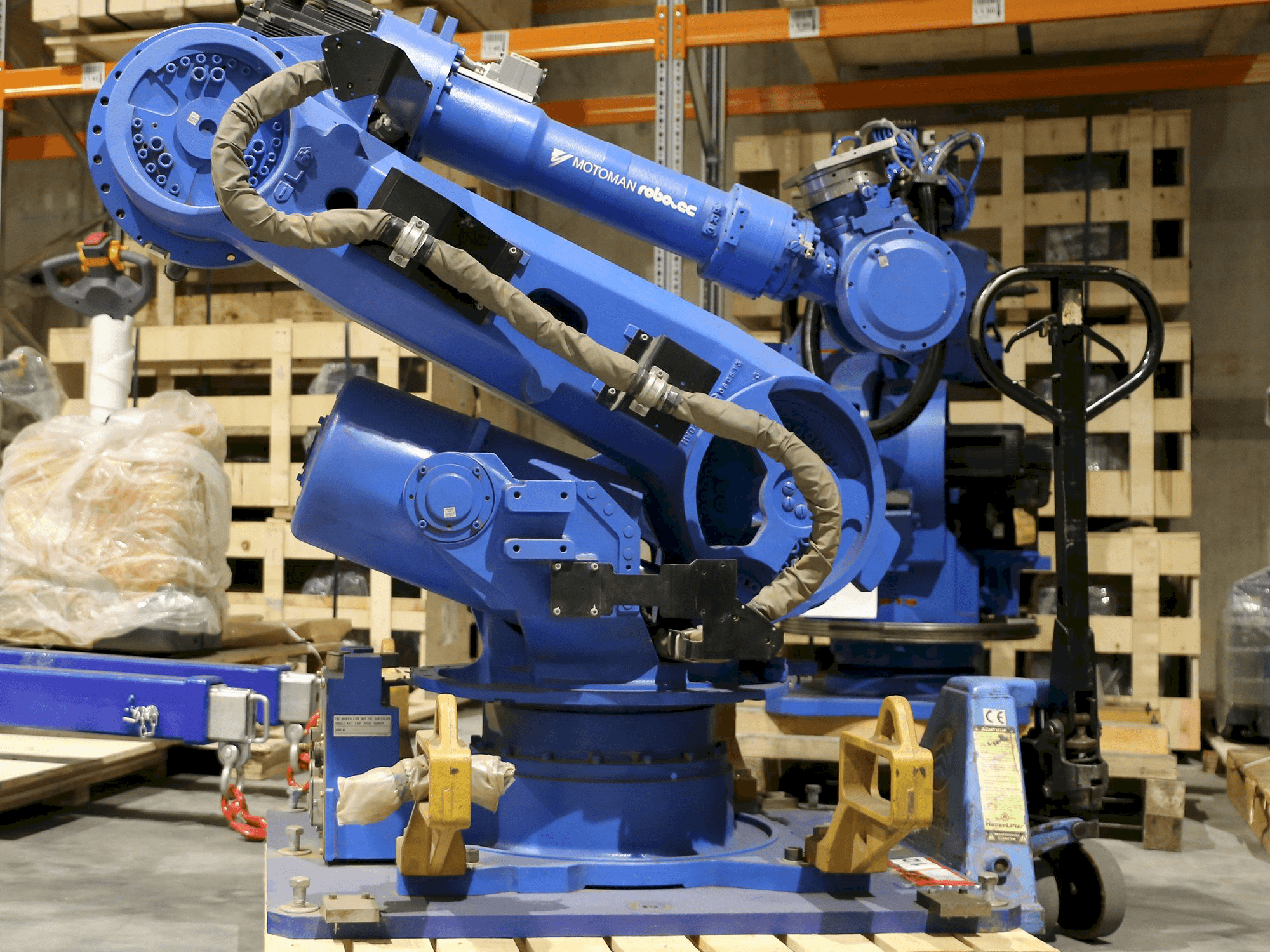 Linke Seitenansicht der Yaskawa Motoman ES165 Maschine