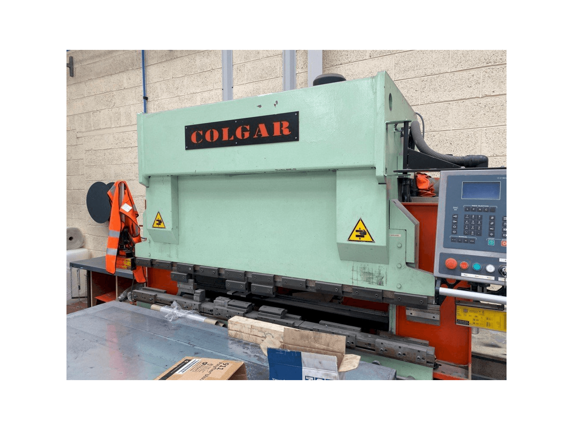 Frontansicht der Colgar PI 316/21 Maschine