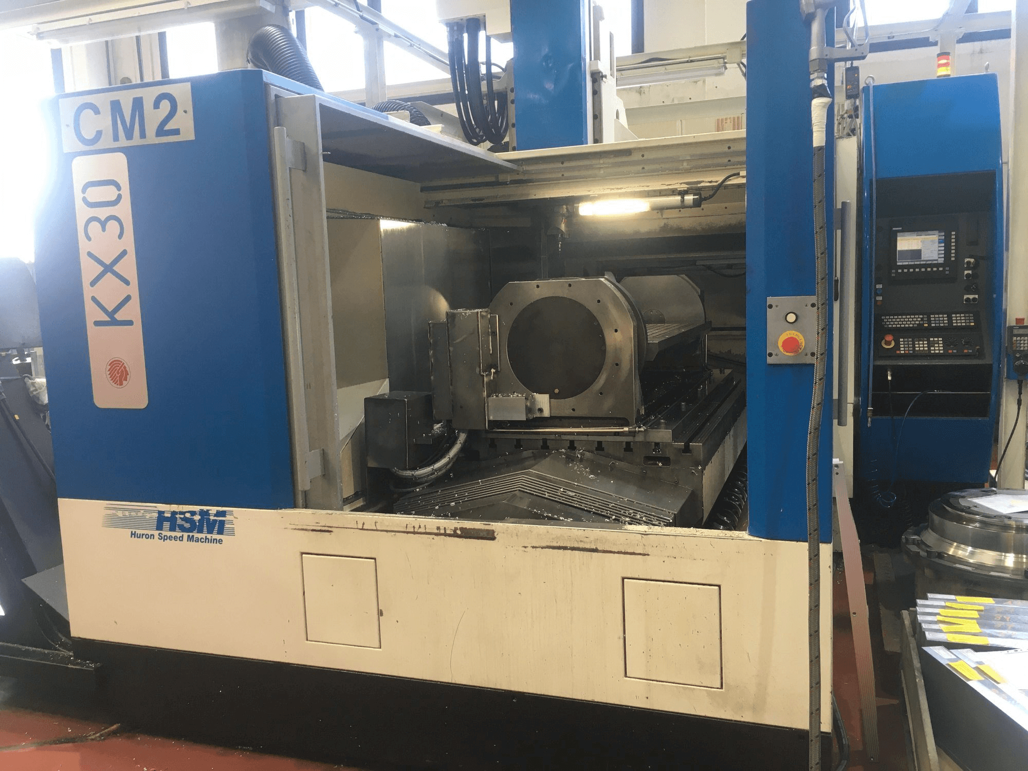 Frontansicht der Huron KX30 Maschine