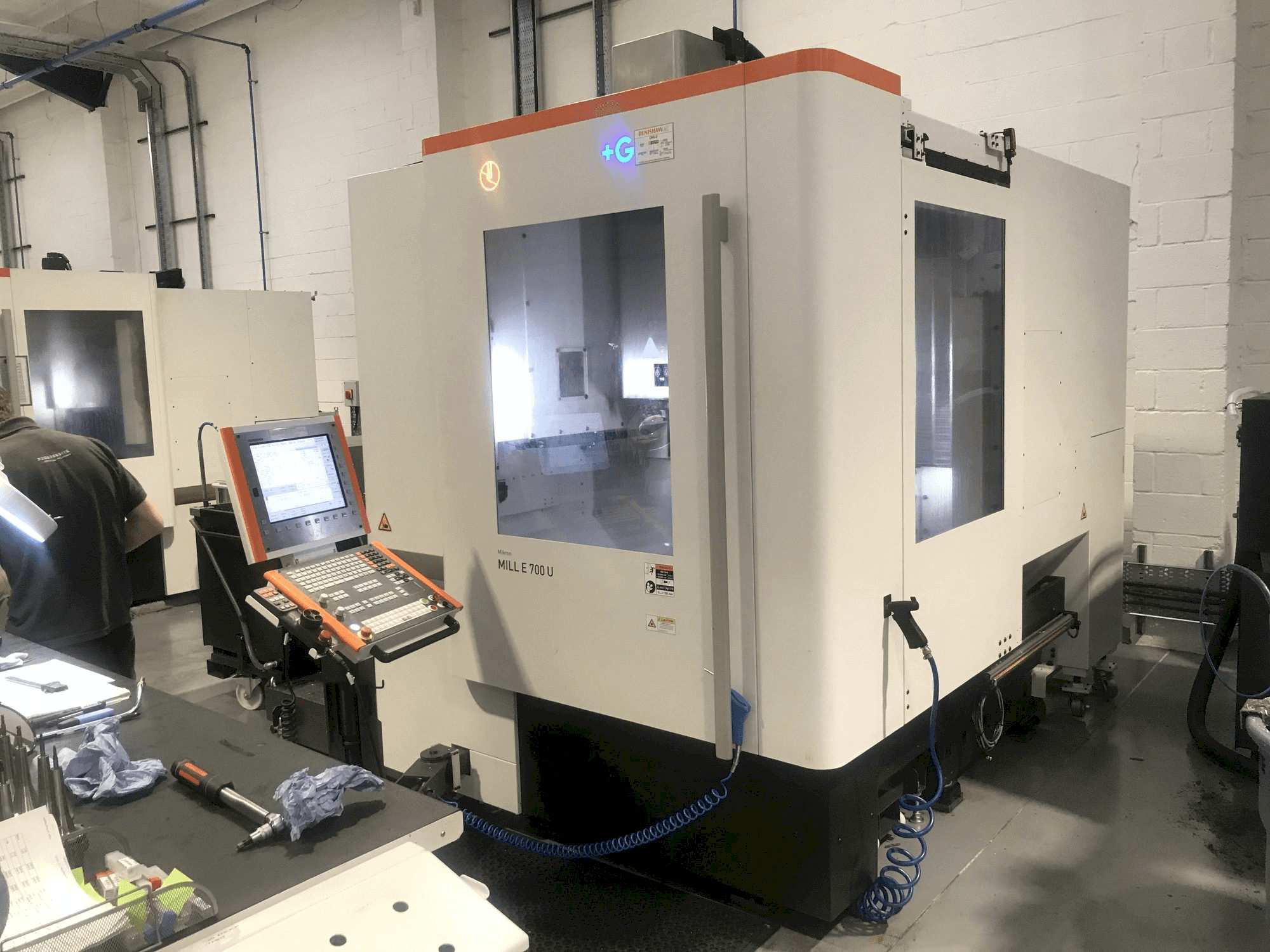 Frontansicht der MIKRON Mill E 700 U Maschine