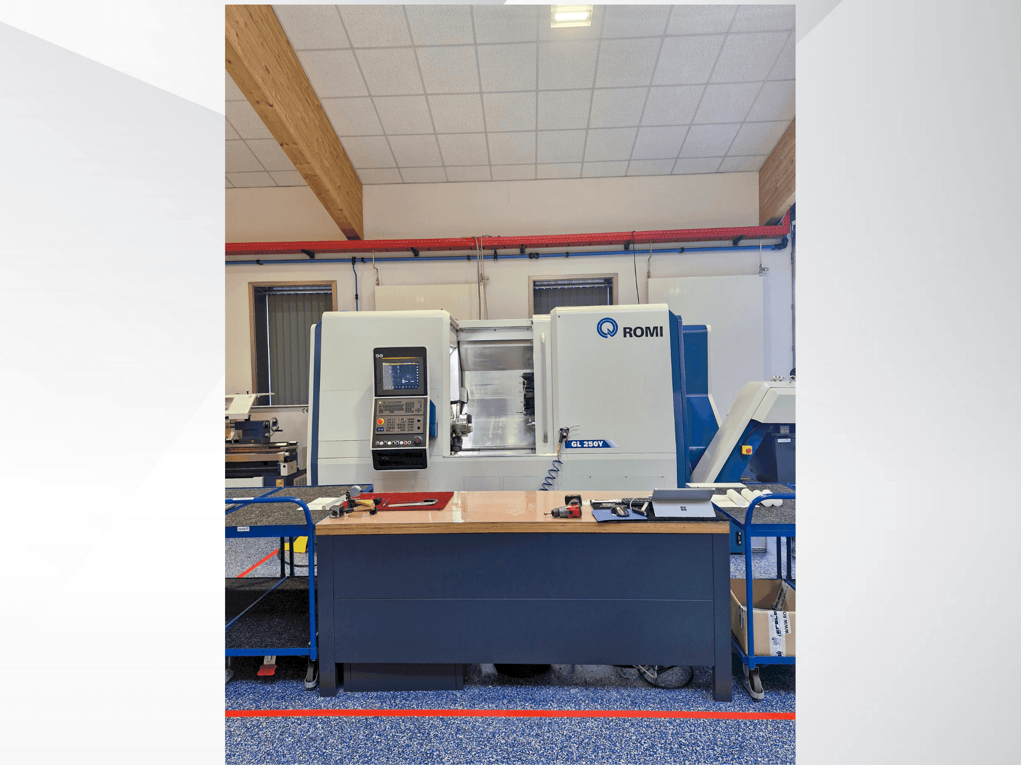 Frontansicht der Romi GL 250 Maschine