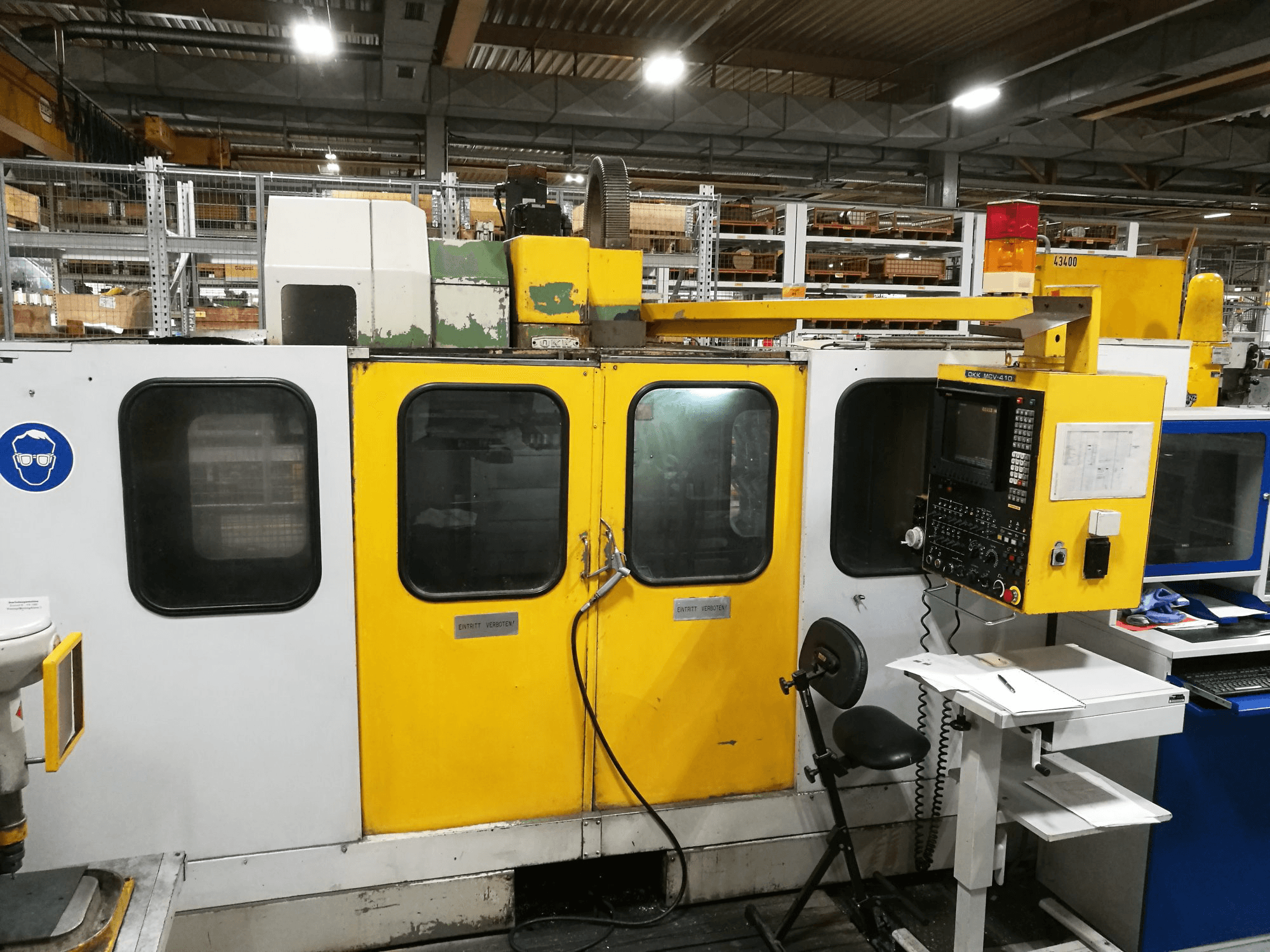 Frontansicht 1 der OKK MCV-410 Maschine