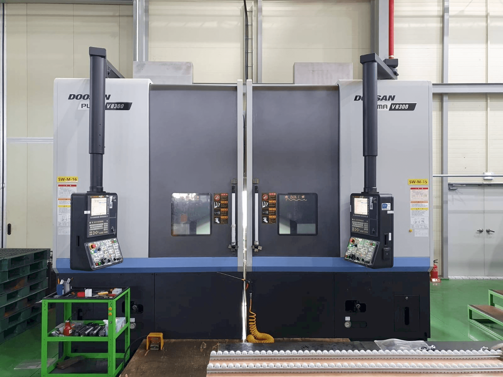 Frontansicht der Doosan V8300R Maschine