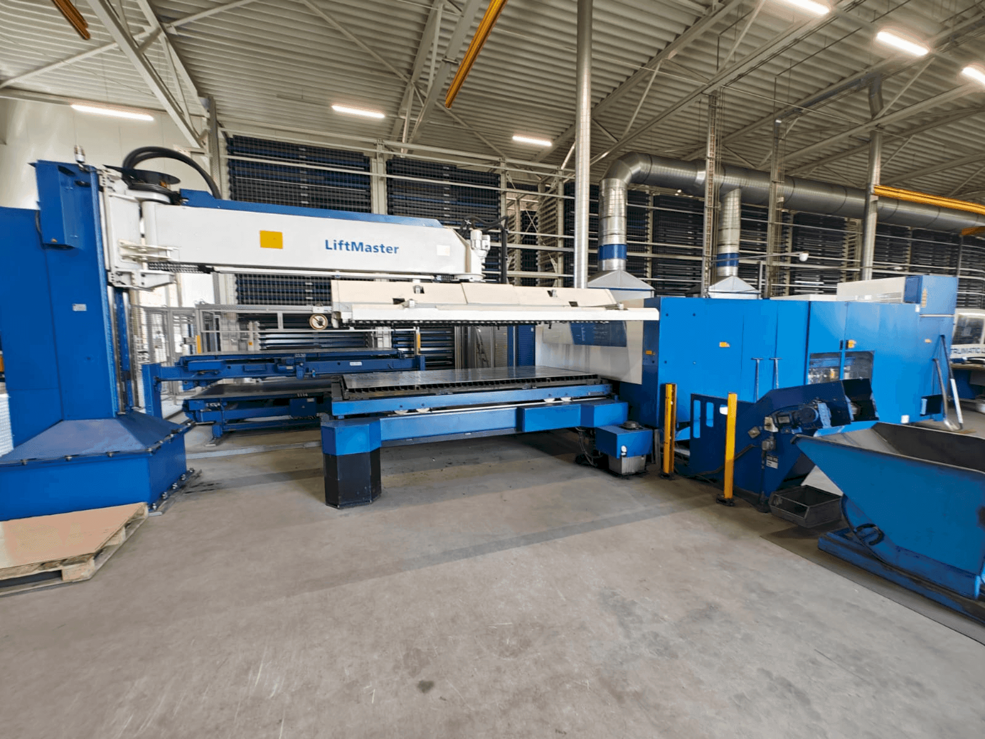 Frontansicht der TRUMPF TruLaser 5030 classic 6,0kW + LiftMaster Maschine