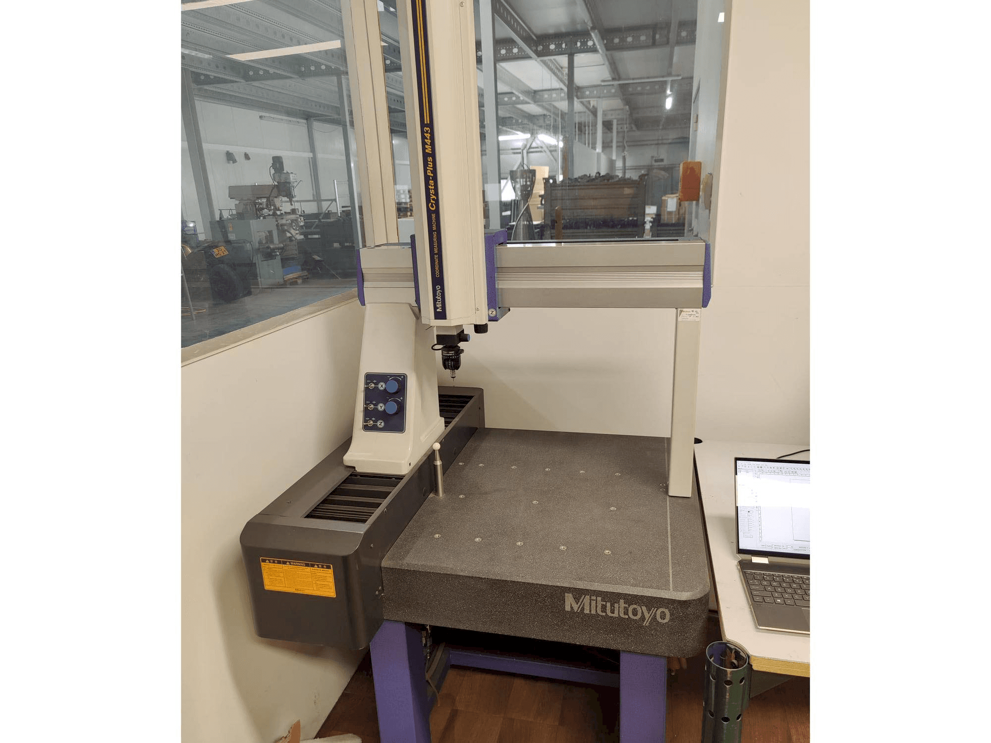 Frontansicht der Mitutoyo Crysta-Plus M443 Maschine