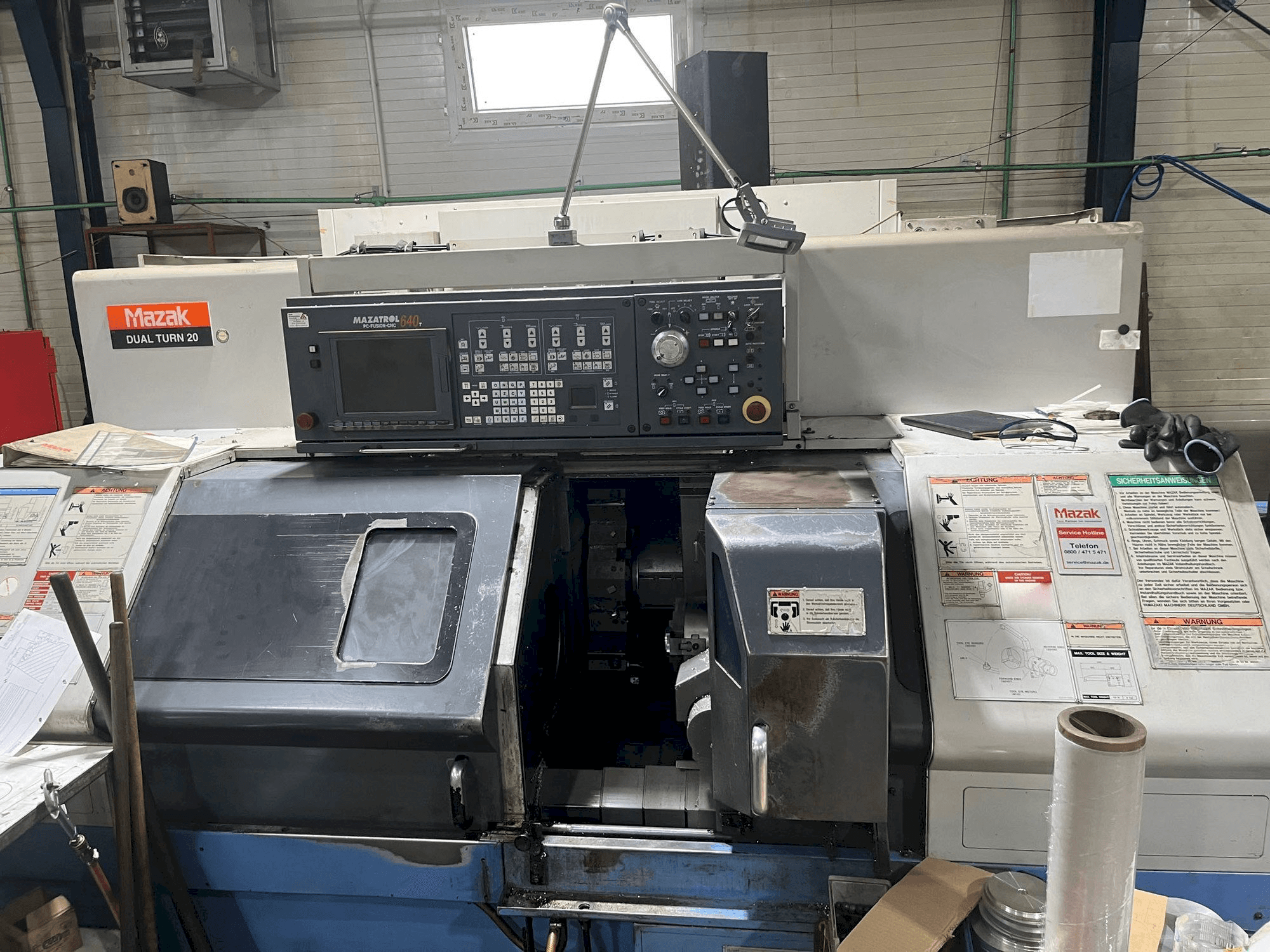 Frontansicht der Mazak Dual Turn 20 Maschine