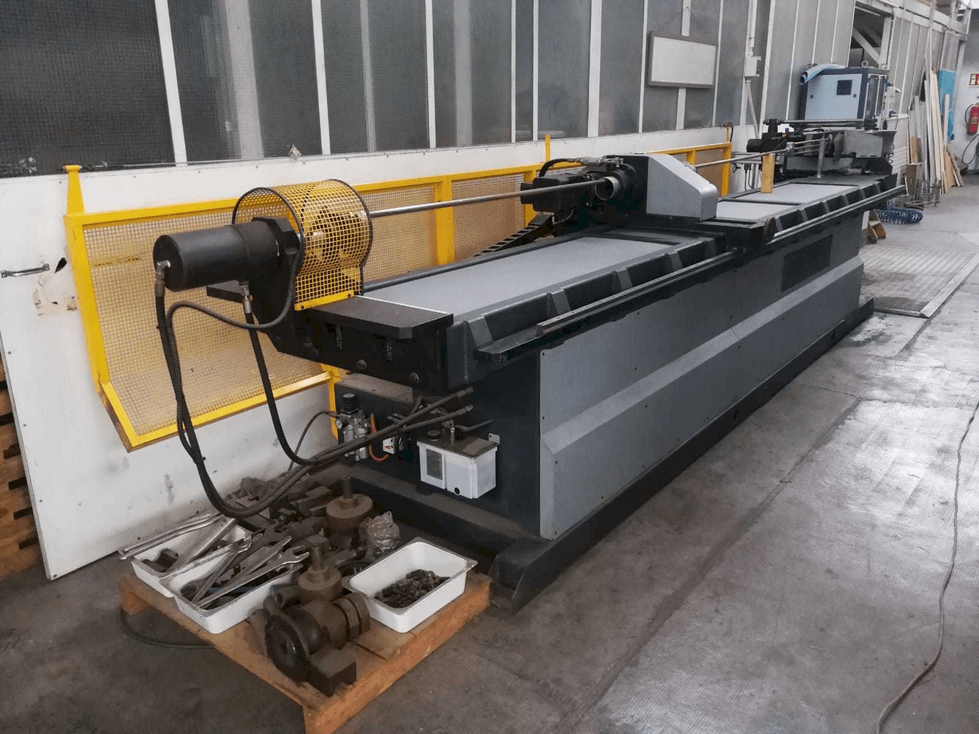 Frontansicht der MACRI EURO 80 CN3PC Maschine