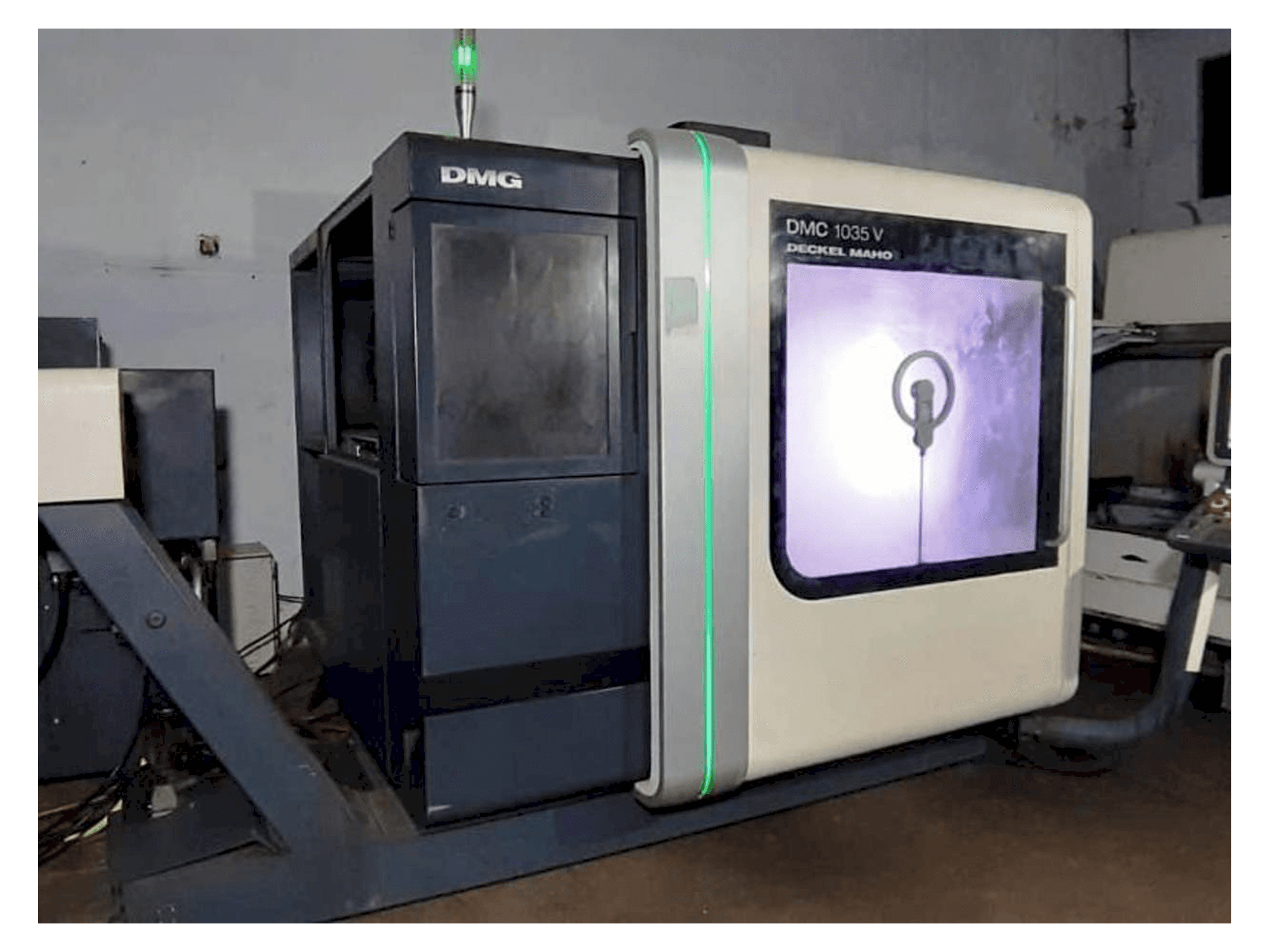 Frontansicht der DMG DMC 1035 V Maschine