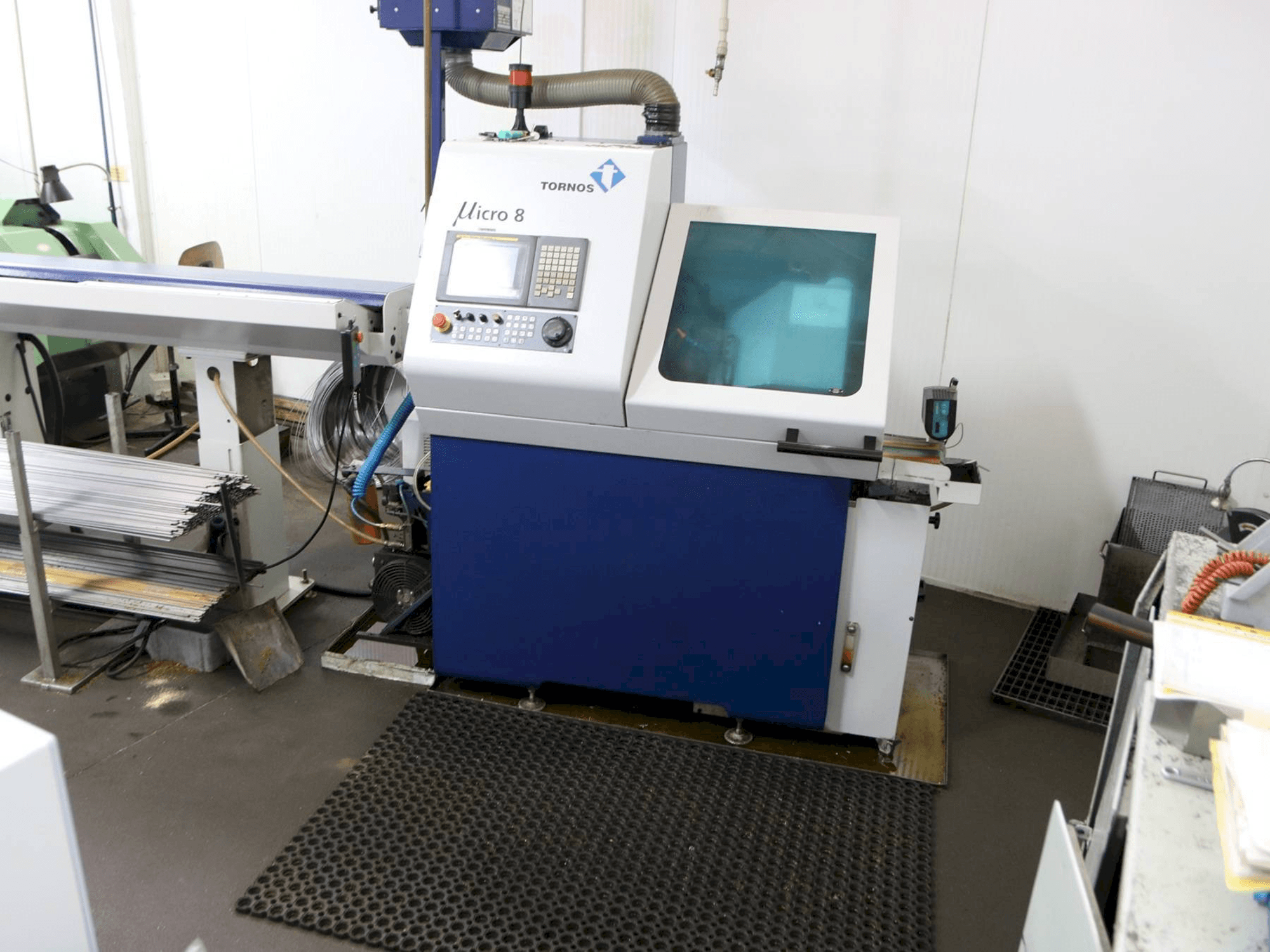 Frontansicht der Tornos Micro 8 Maschine