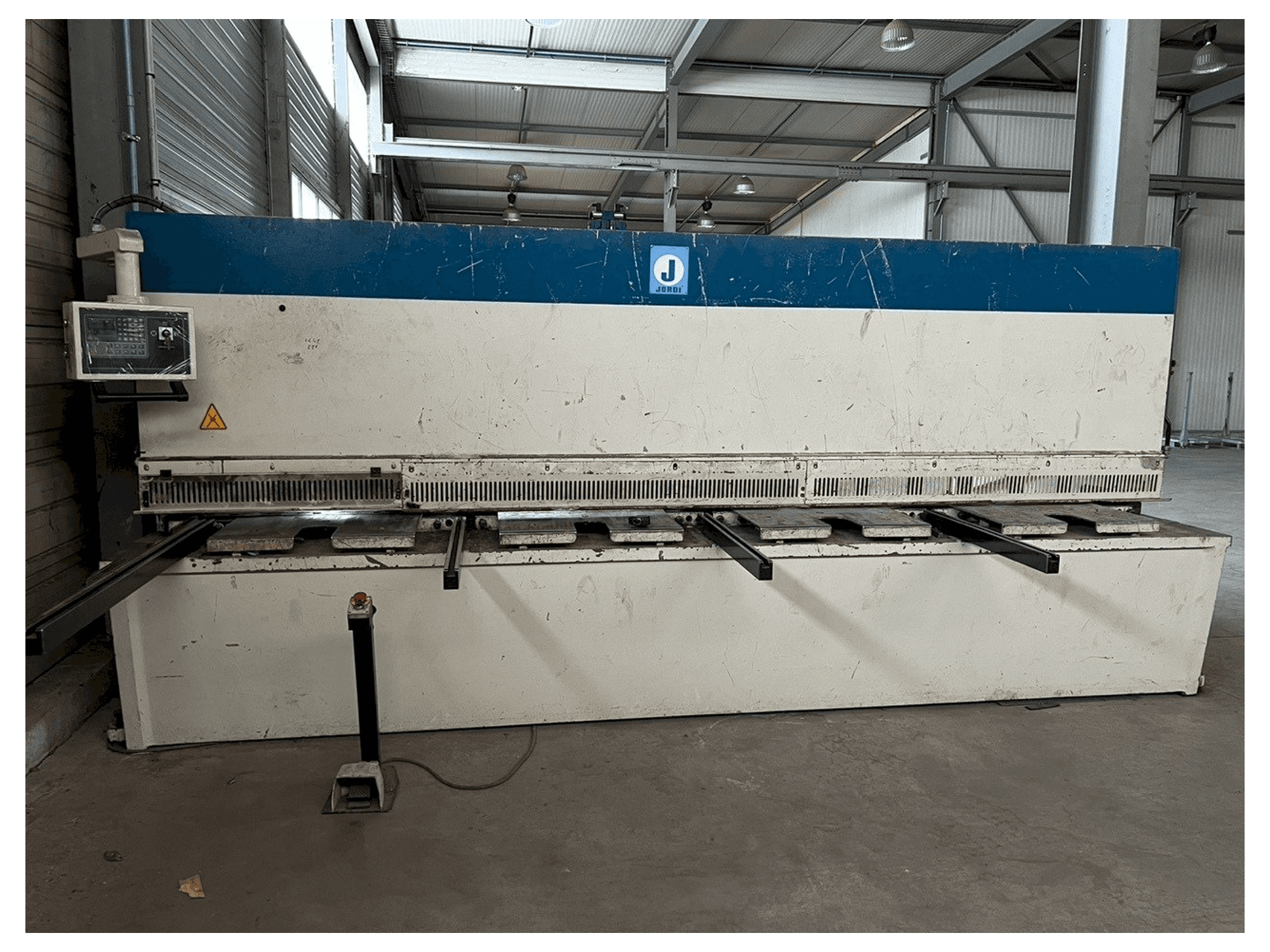 Frontansicht der JORDI CH 413 Maschine