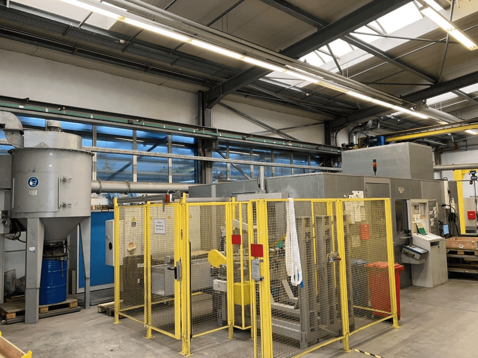 Spitzenlose Schleifmaschine HARALD BAUGMARTEN TM 400 S, Frontansicht mit Schutzeinhausung und Absaugung sichtbar.