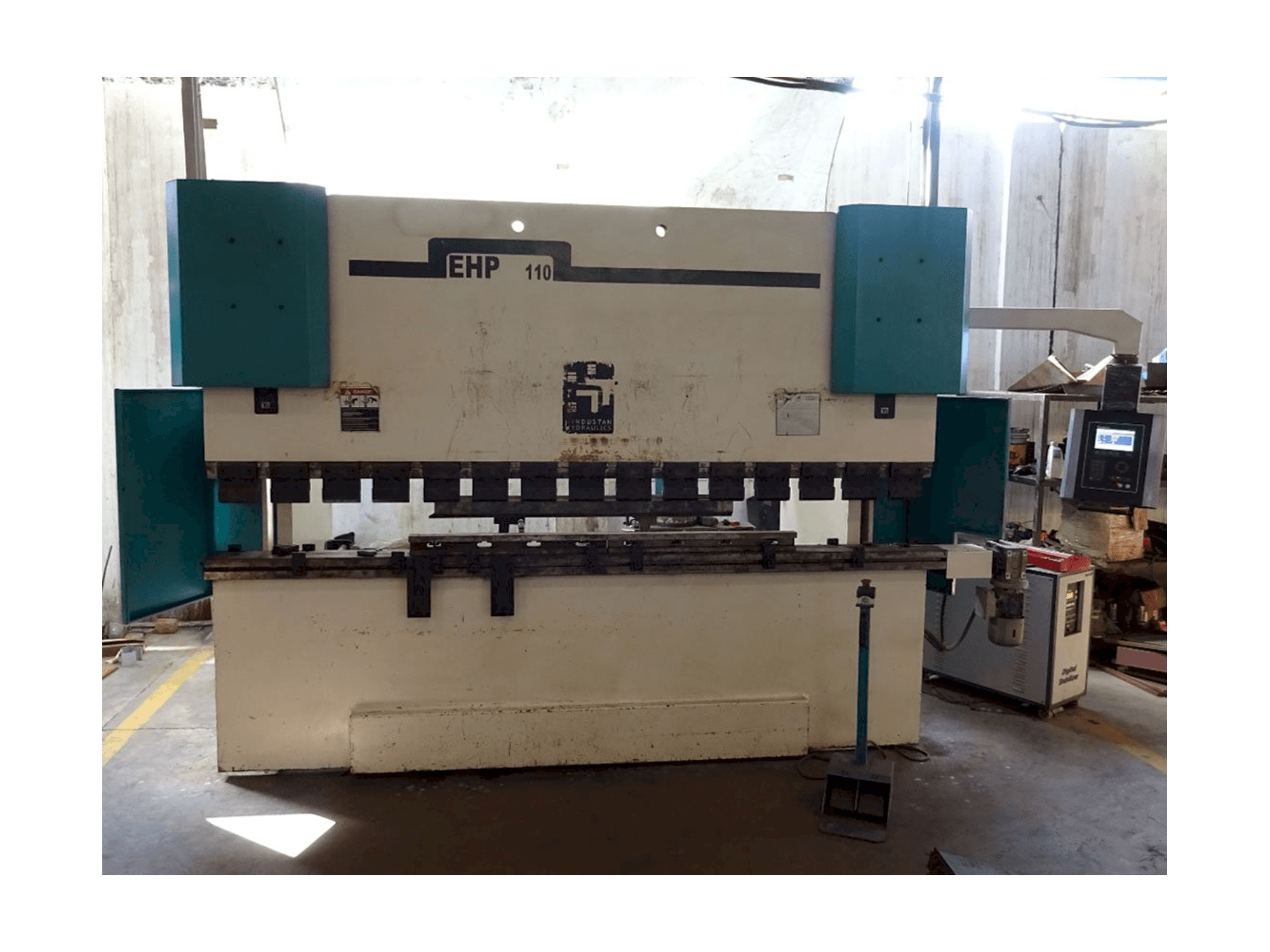 Frontansicht der Hindustan Hydraulics EHP 110 Maschine