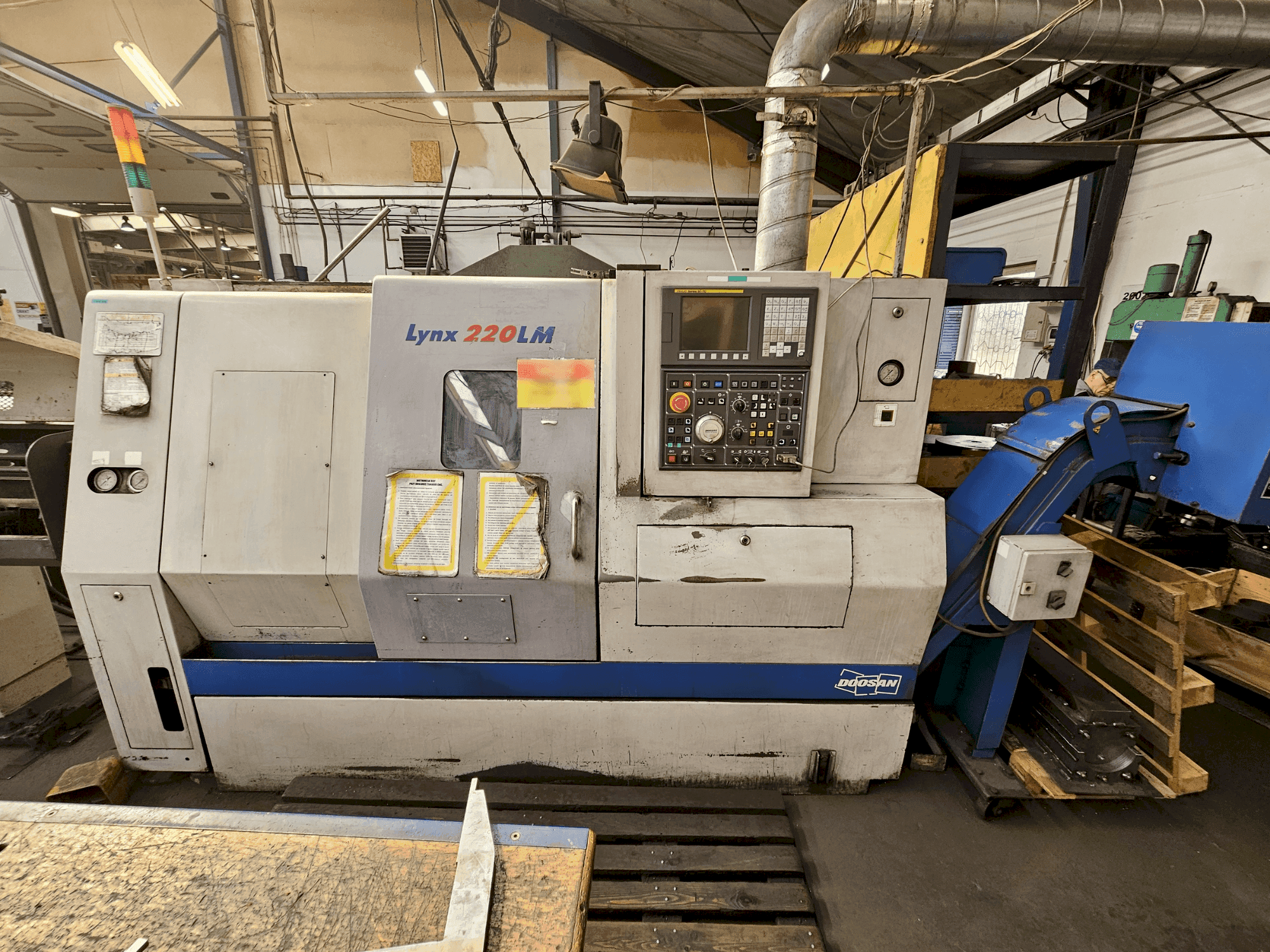 Frontansicht der DOOSAN LYNX 220LMA Maschine