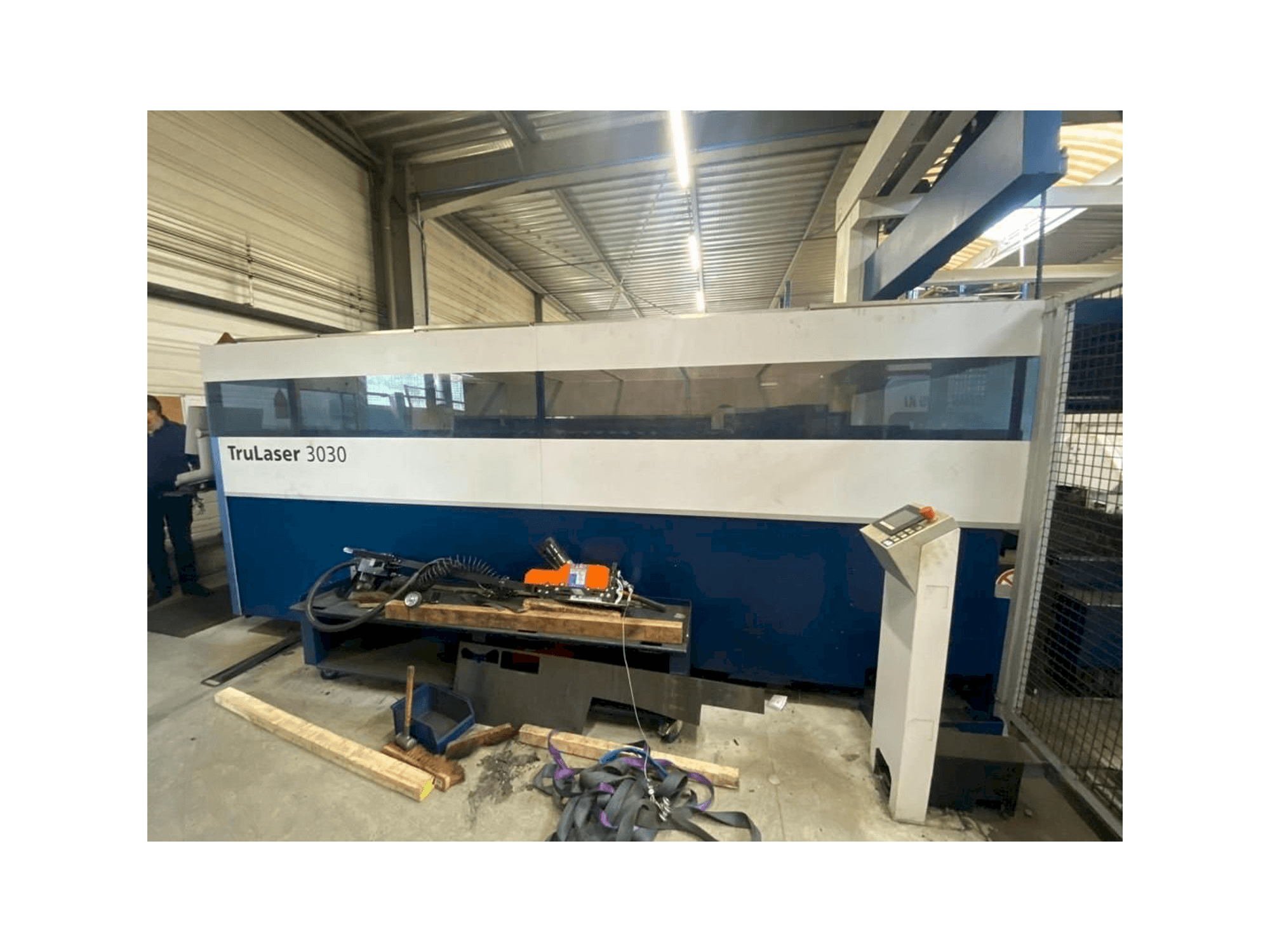 Frontansicht der Trumpf Trulaser 3030 L20 Maschine
