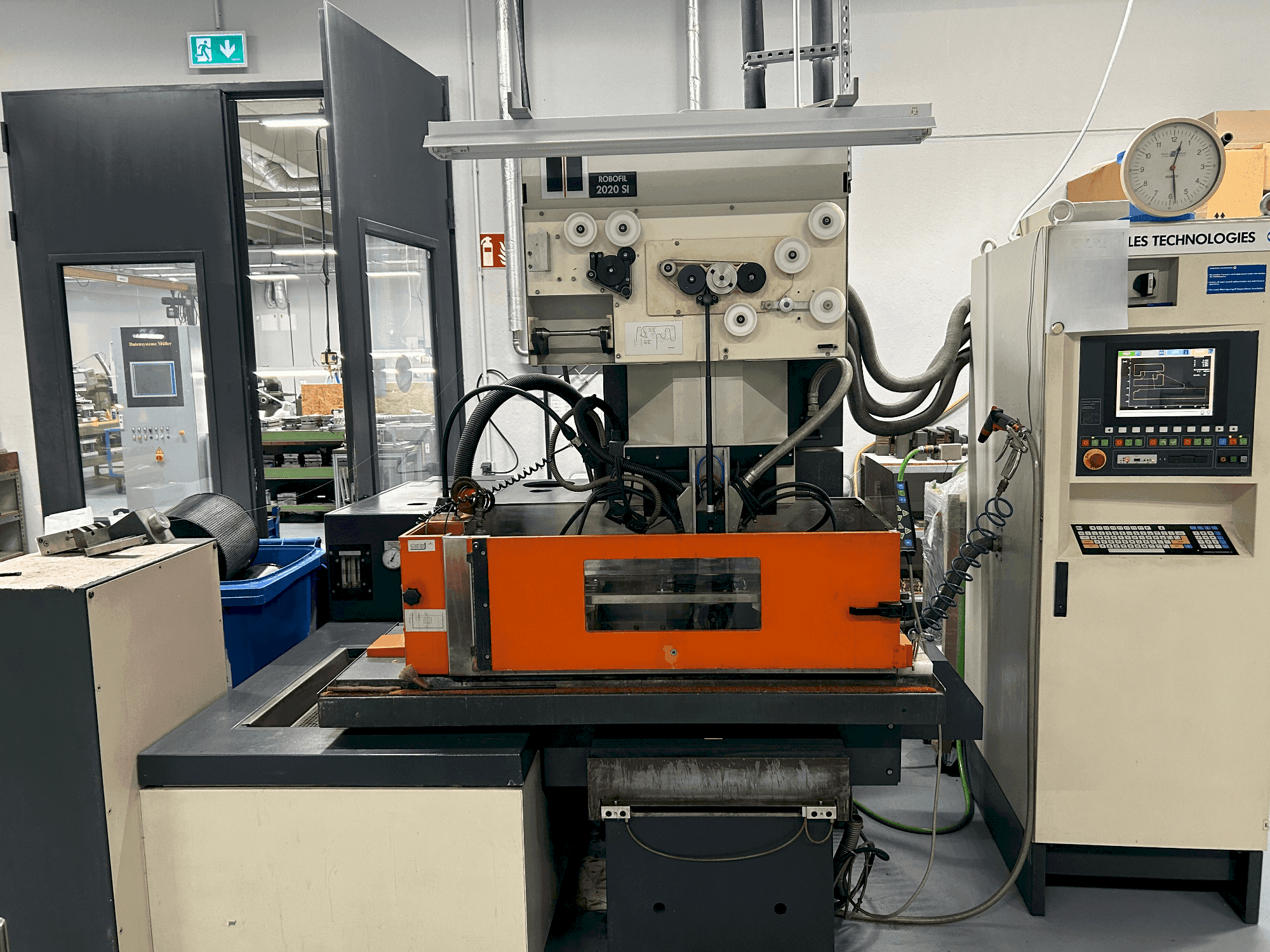 Frontansicht der CHARMILLES ROBOFIL 2020 SI Maschine