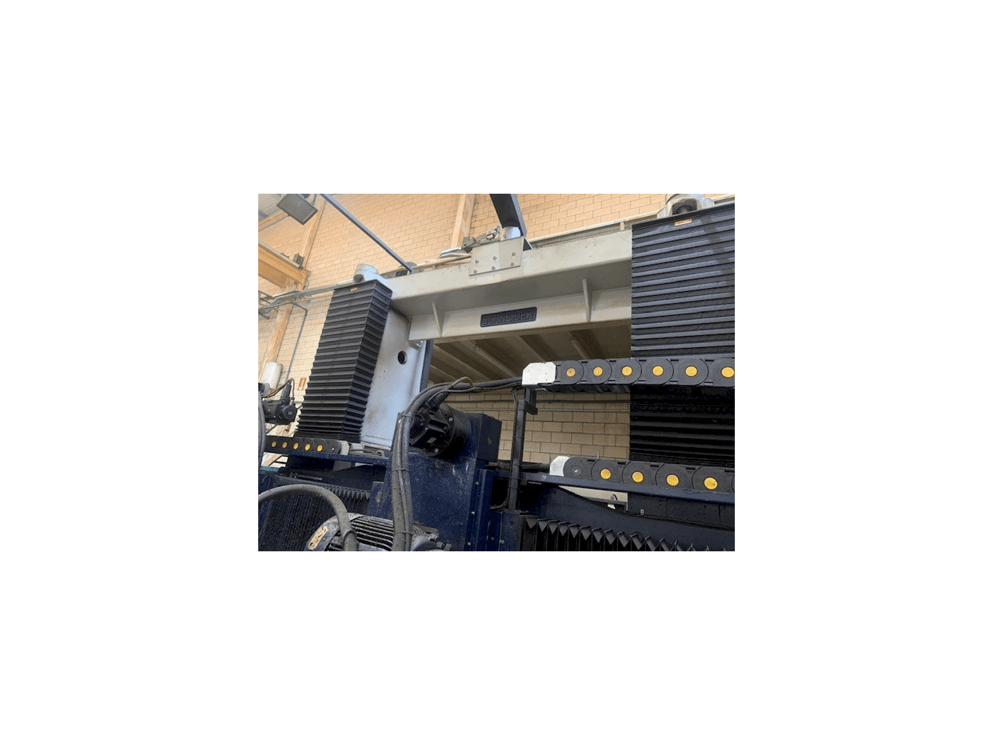 Frontansicht der Schneider DFS-4 Maschine