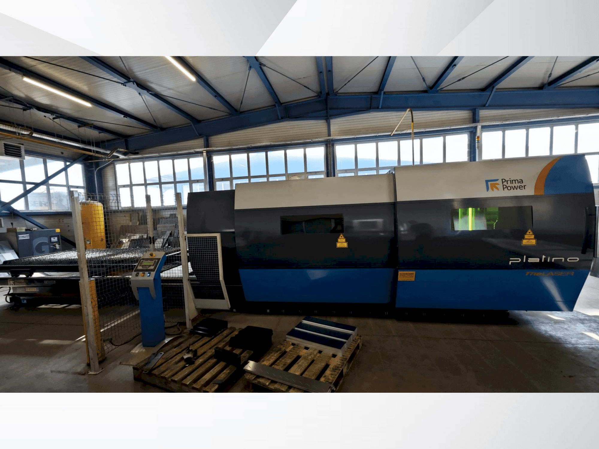 Frontansicht der Prima Power PLATINO FIBER Maschine