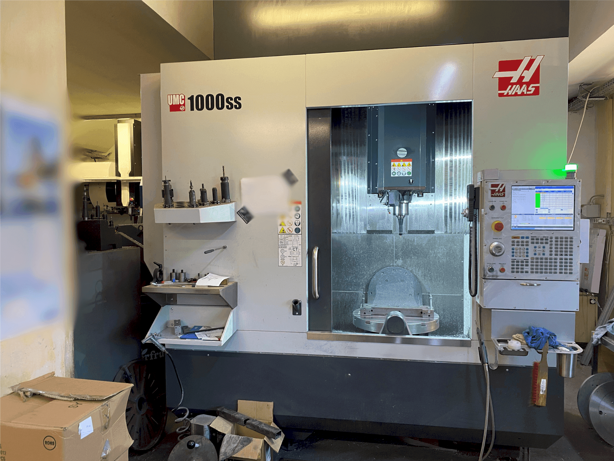 Front view of HAAS UMC-1000SS machine
