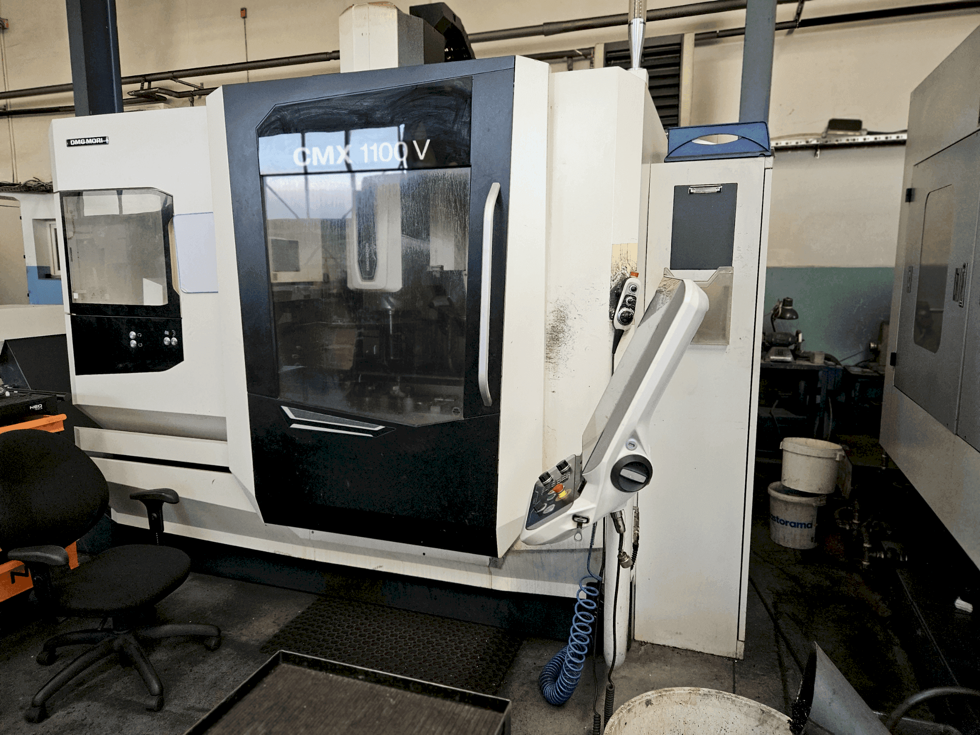 Frontansicht der DMG CMX 1100V Maschine