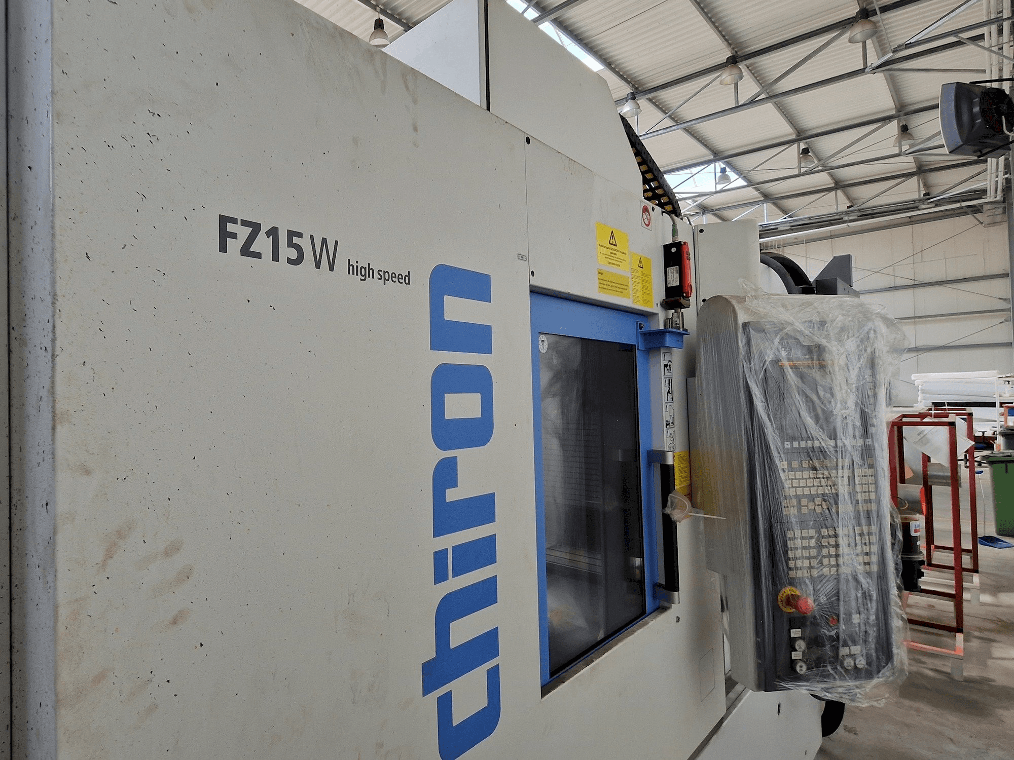 Linke Seitenansicht der CHIRON FZ15 W HS Maschine