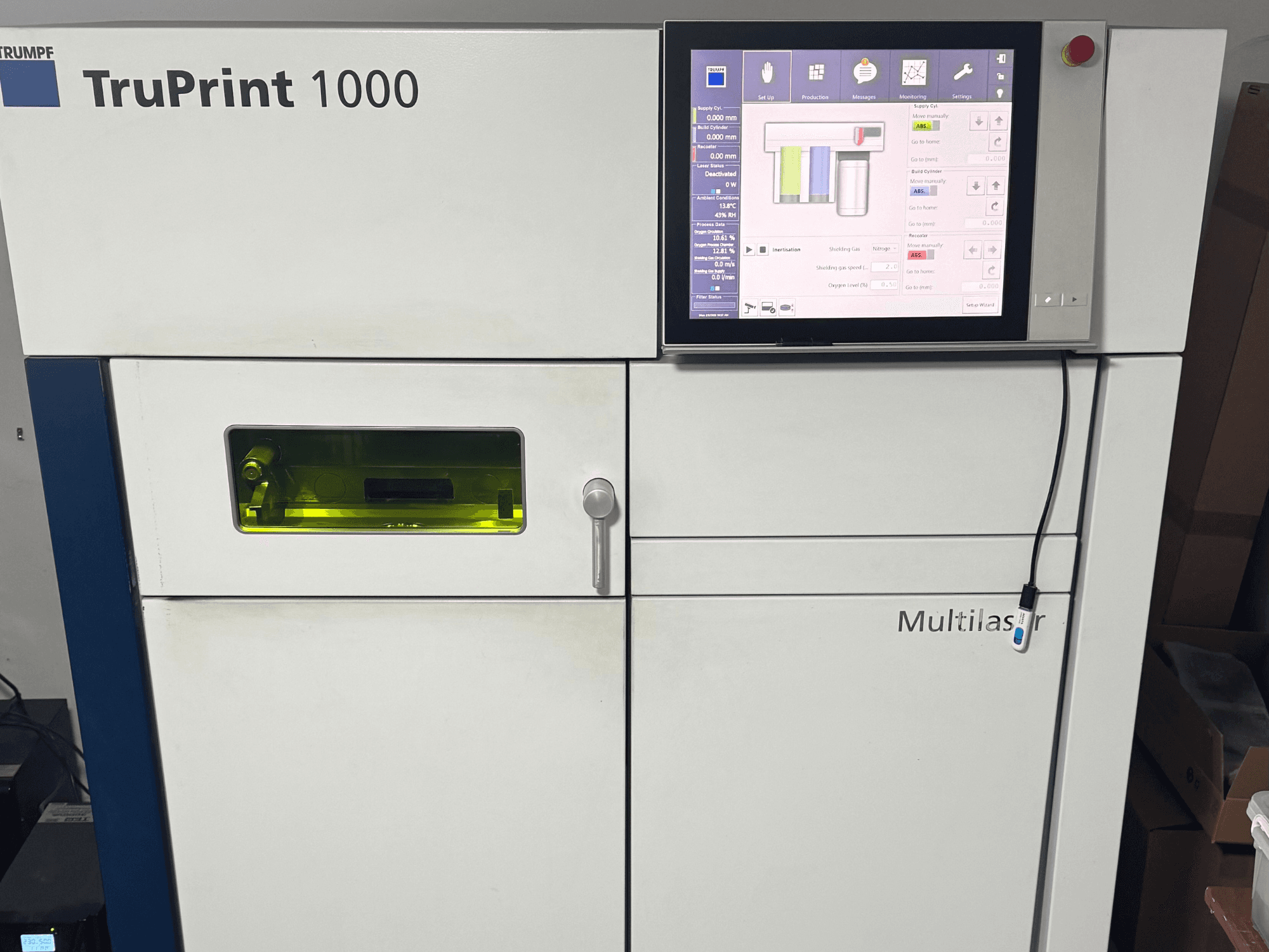 TruPrint 1000 von Trumpf, Frontansicht, mit digitalem Bedienfeld und transparentem Sichtfenster zur Kontrolle.