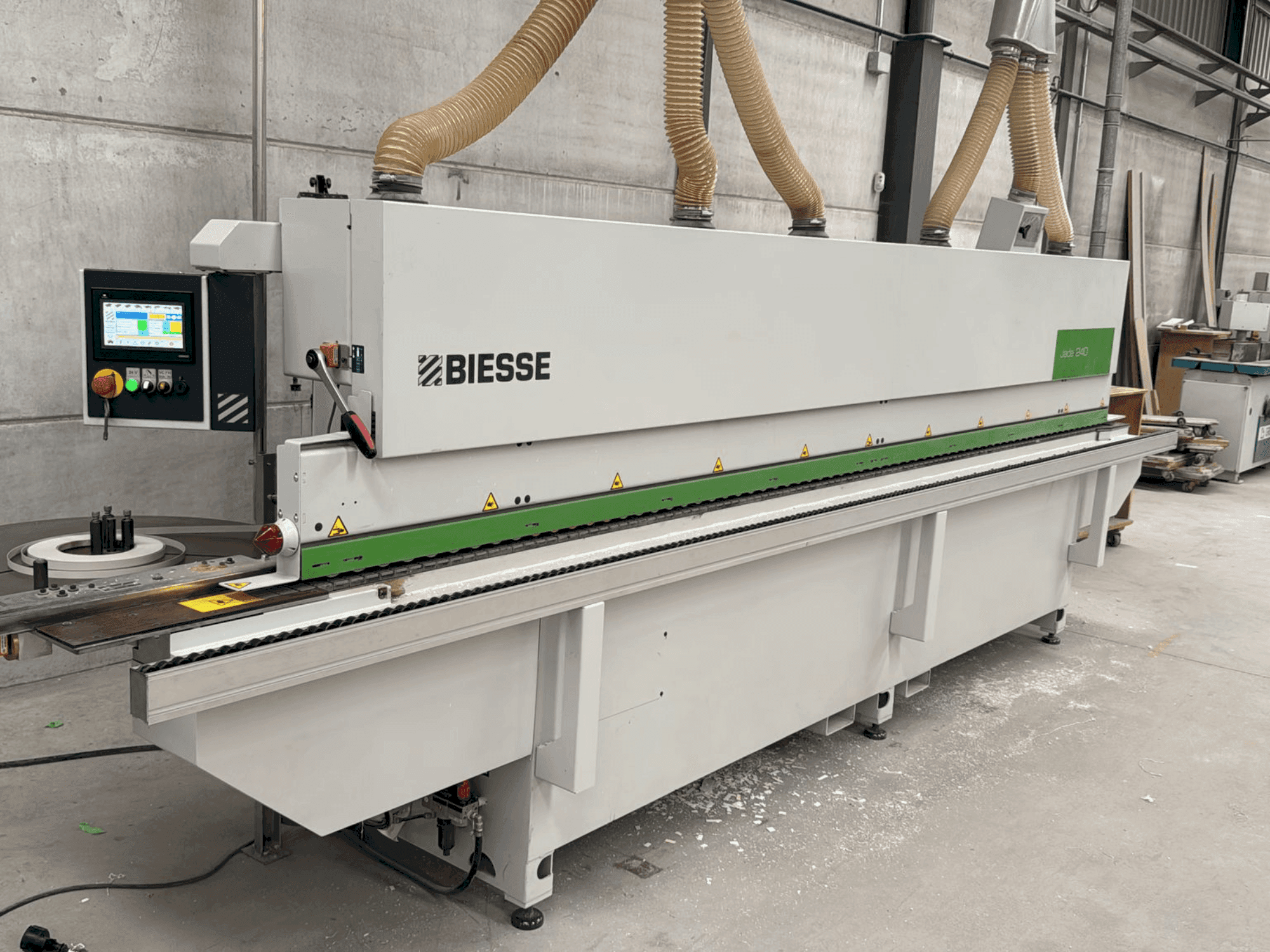 Frontansicht der BIESSE Jade 240 Maschine