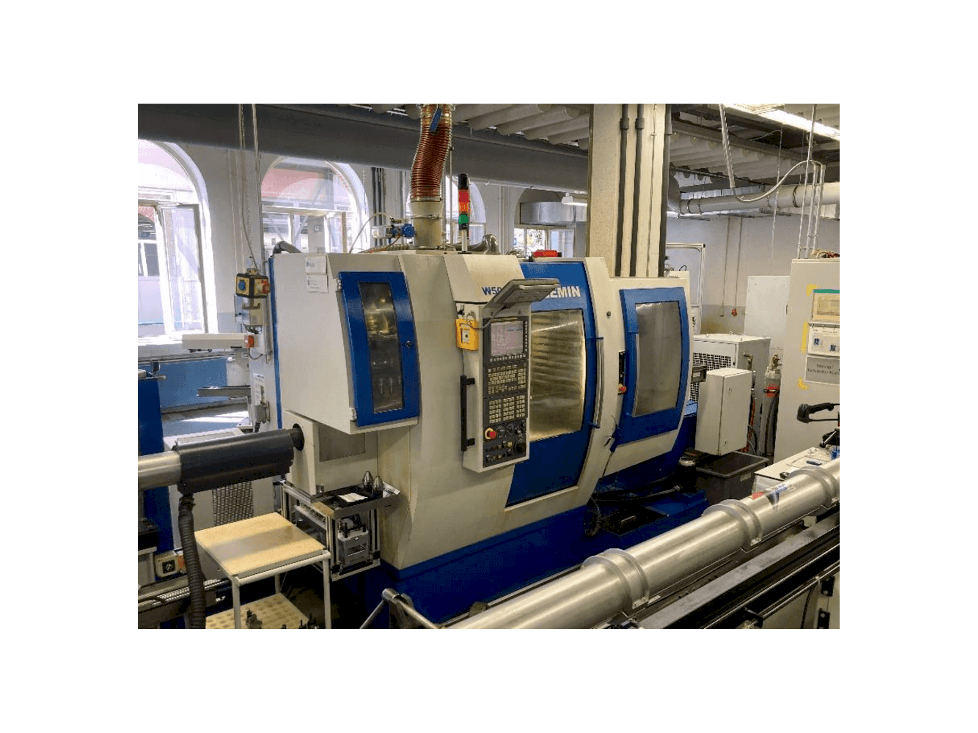 Frontansicht der Willemin-Macodel W508MT Maschine