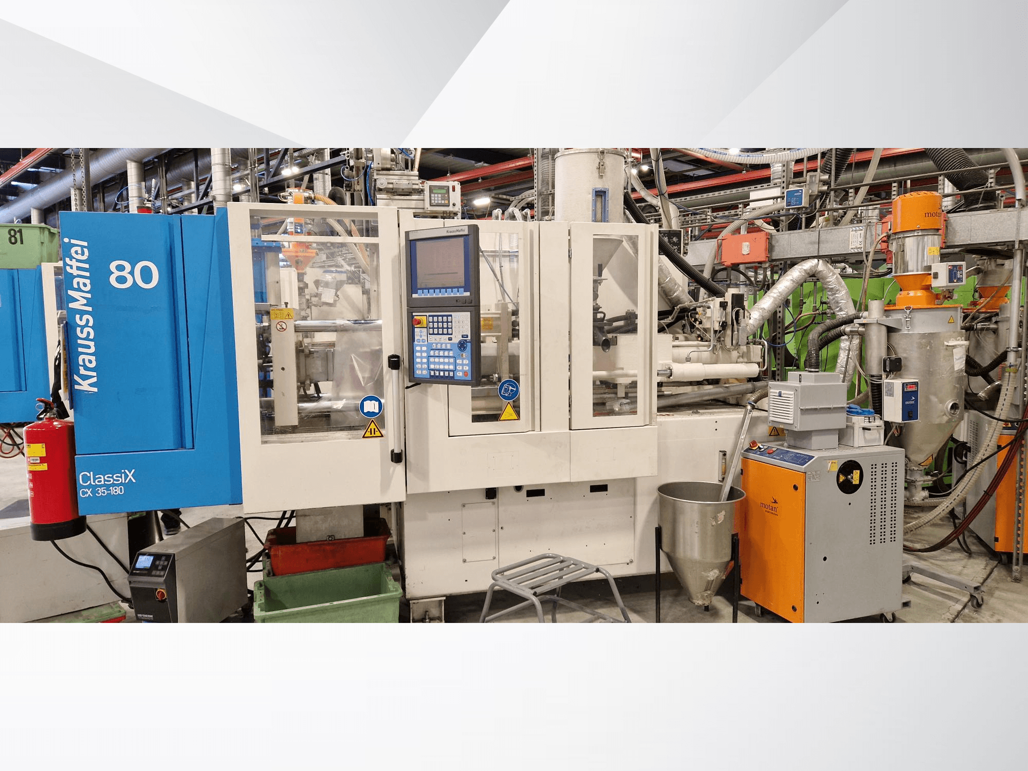 Hydraulische Spritzgießmaschine Krauss Maffei ClassiX CX 35-180, Vorderansicht, mit Bedienpult und Zusatzeinrichtungen sichtbar.