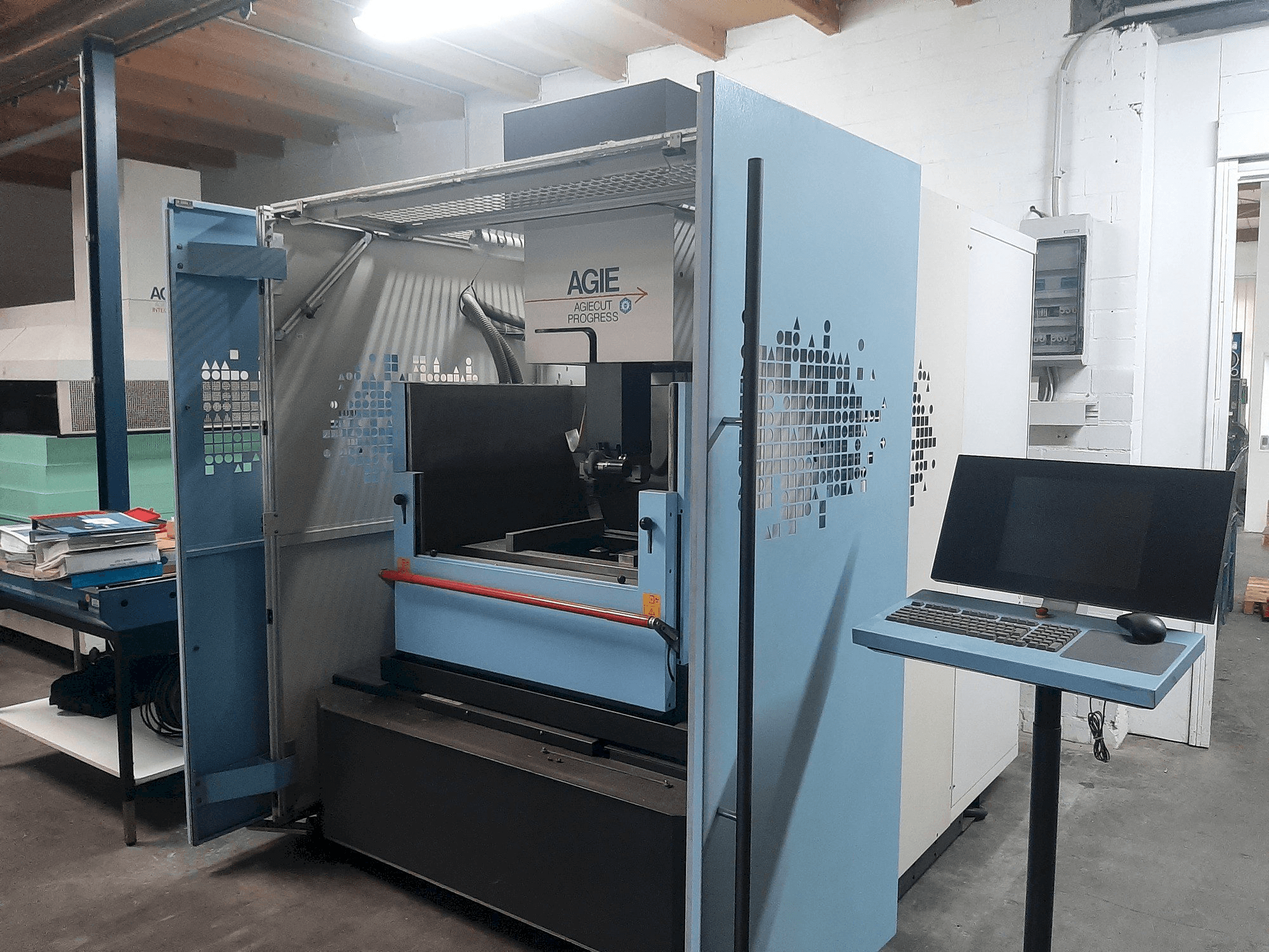 Frontansicht der AGIE Agiecut Progress 3 Maschine