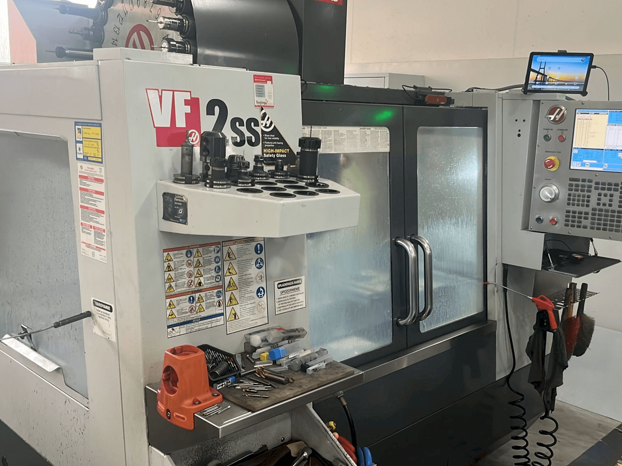 Frontansicht der HAAS VF-2SS Maschine