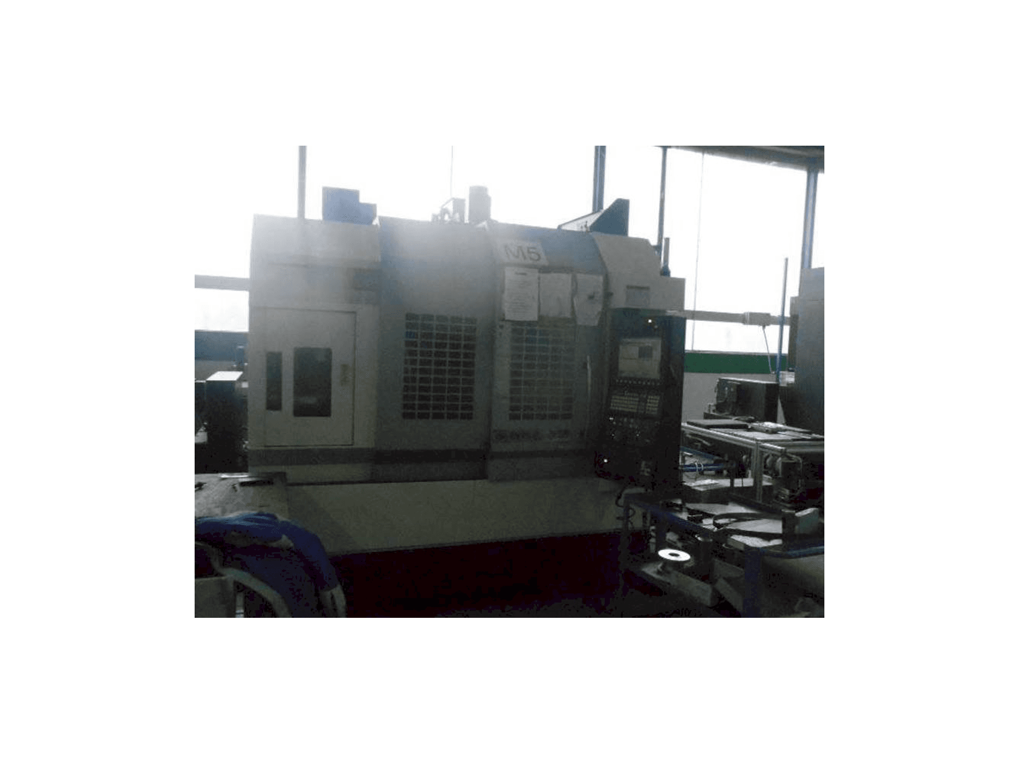 Frontansicht der Okuma GENOS M560R-V Maschine