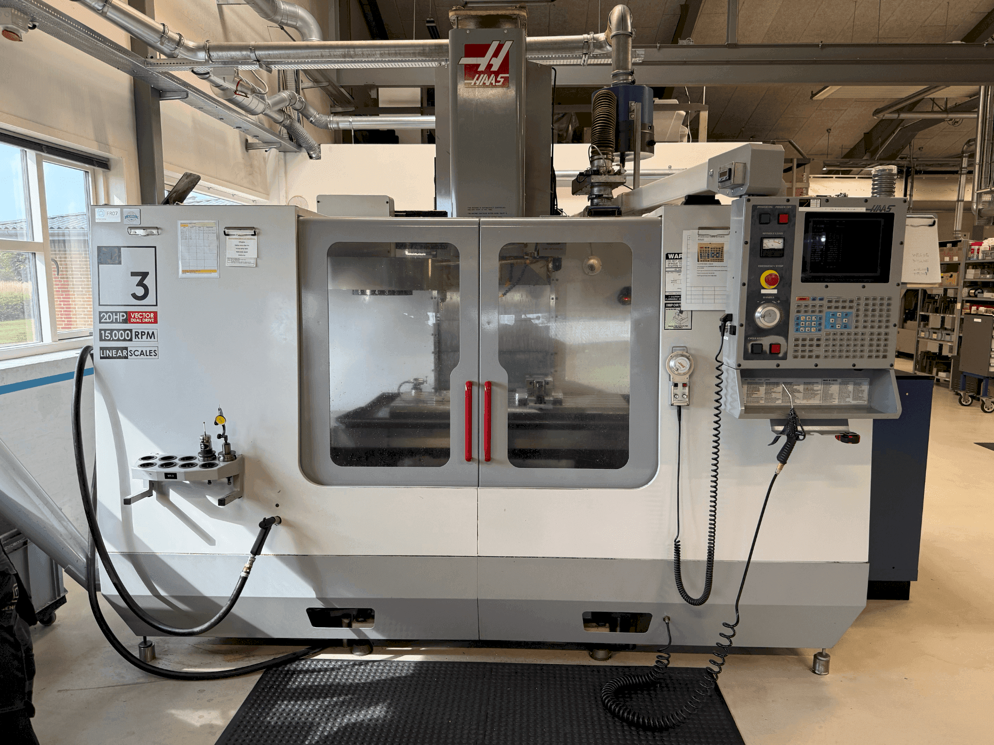 Frontansicht der HAAS VF-3DHE Maschine
