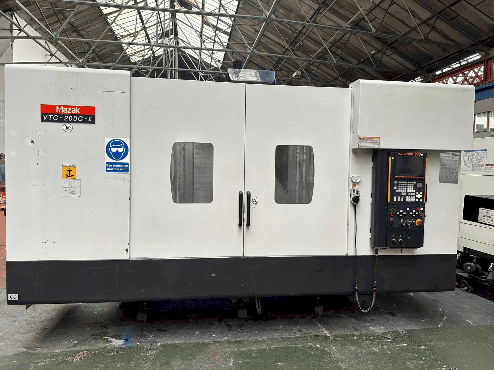 Frontansicht der Mazak VTC - 200C Maschine