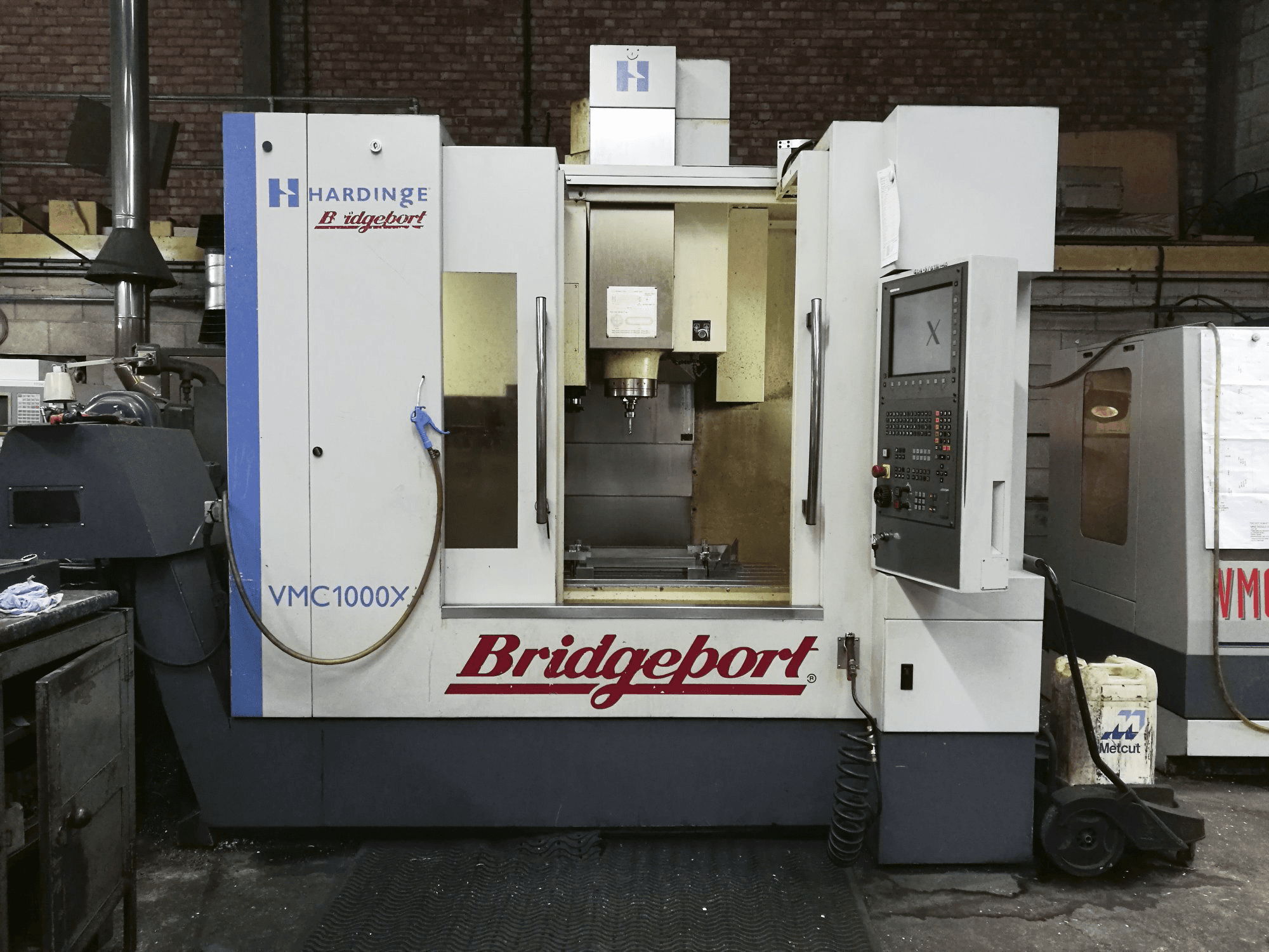 Frontansicht der Bridgeport VMC XP3-1000 Maschine