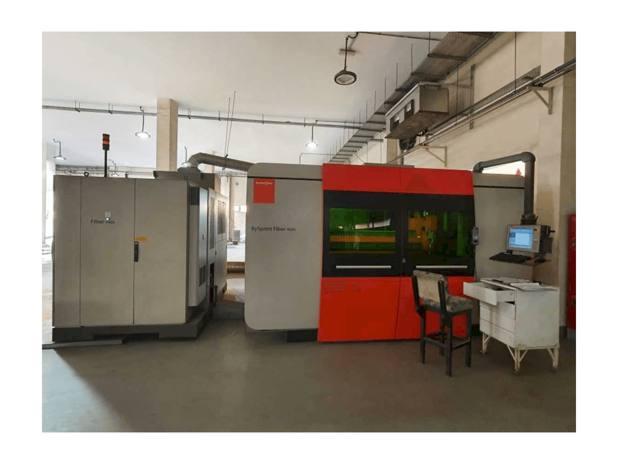 Frontansicht der Bystronic BySprint Fiber 4020 Maschine