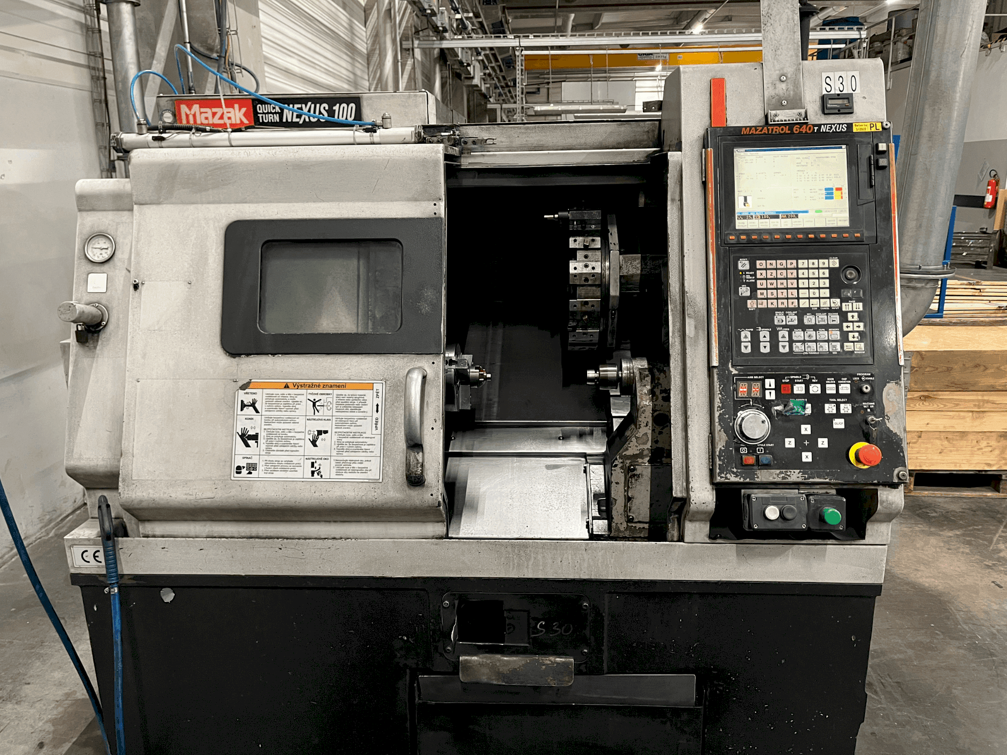 Frontansicht der Mazak Quick Turn Nexus 100 Maschine