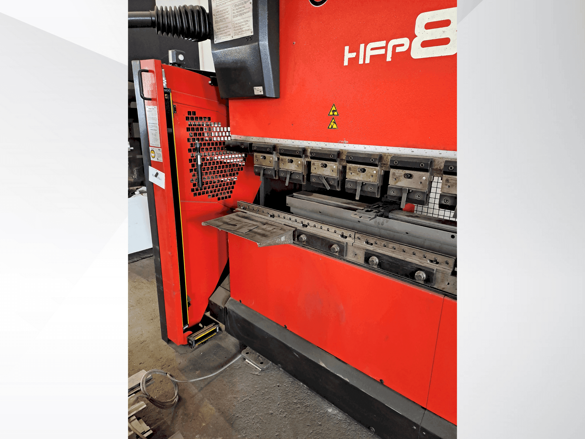 Frontansicht der AMADA HFP 80-25 Maschine