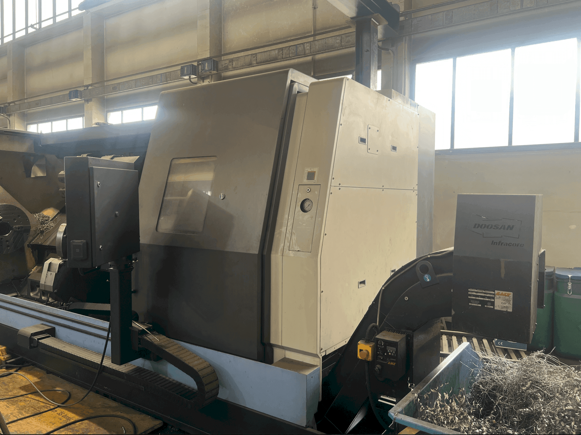 Frontansicht der DOOSAN Puma 700 LM Maschine