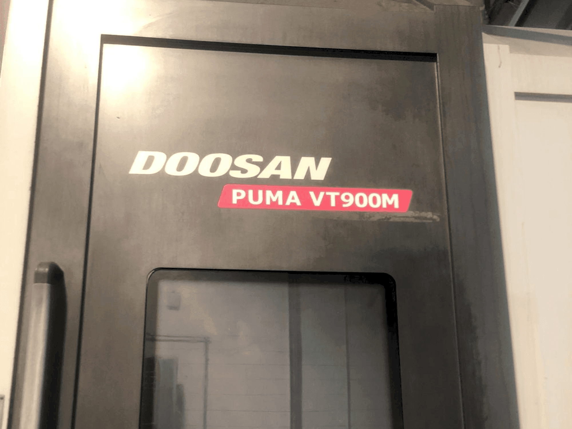 Frontansicht der DOOSAN Puma VT900M Maschine