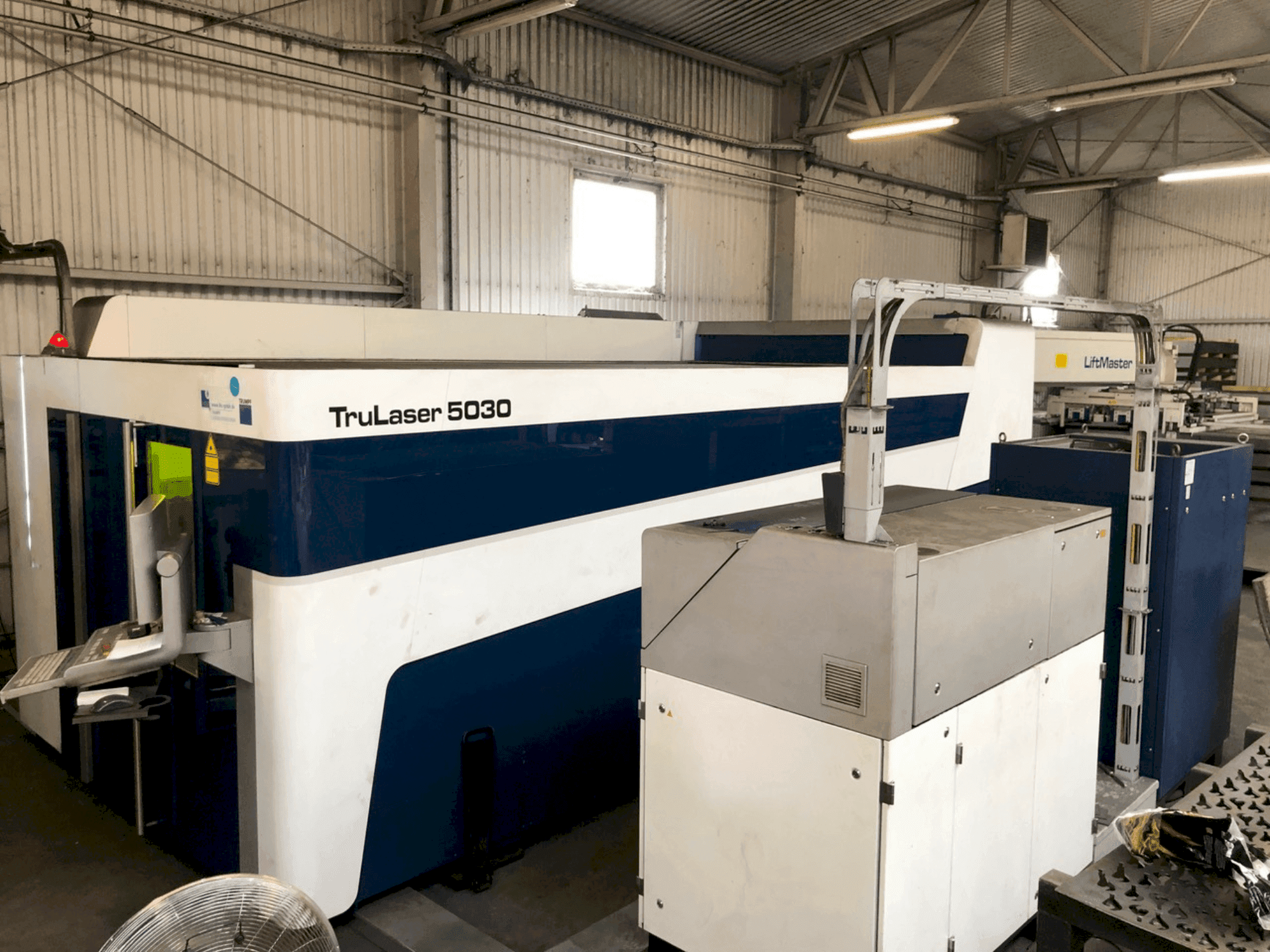 Frontansicht der TRUMPF Trulaser 5030 Fiber Maschine