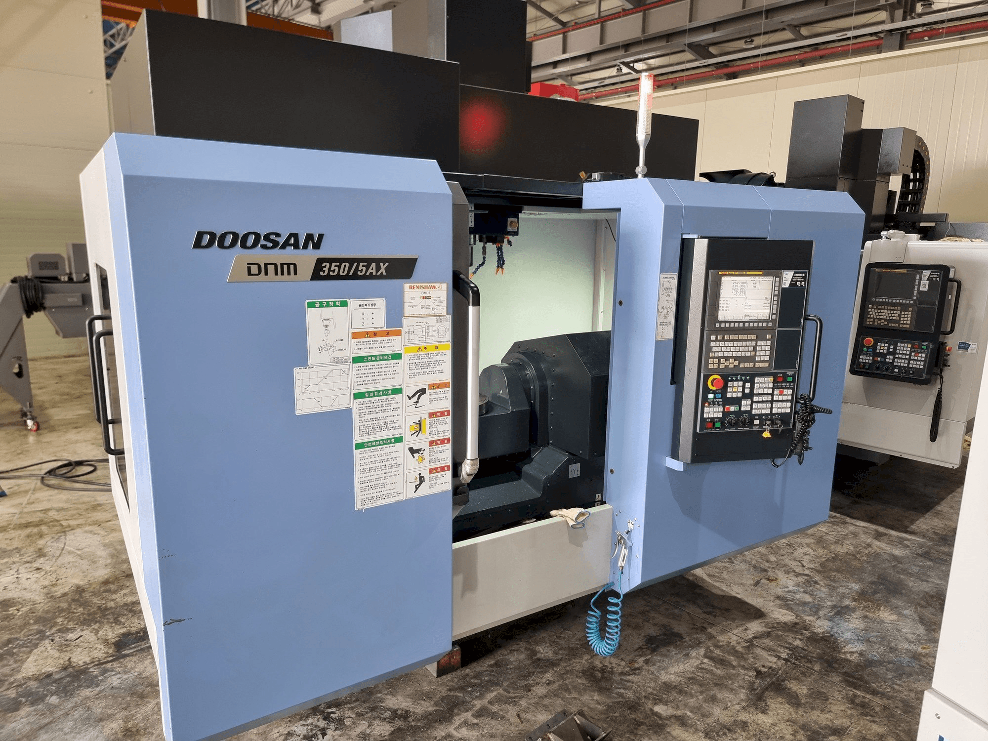 Frontansicht der Doosan DNM350/5AX Maschine