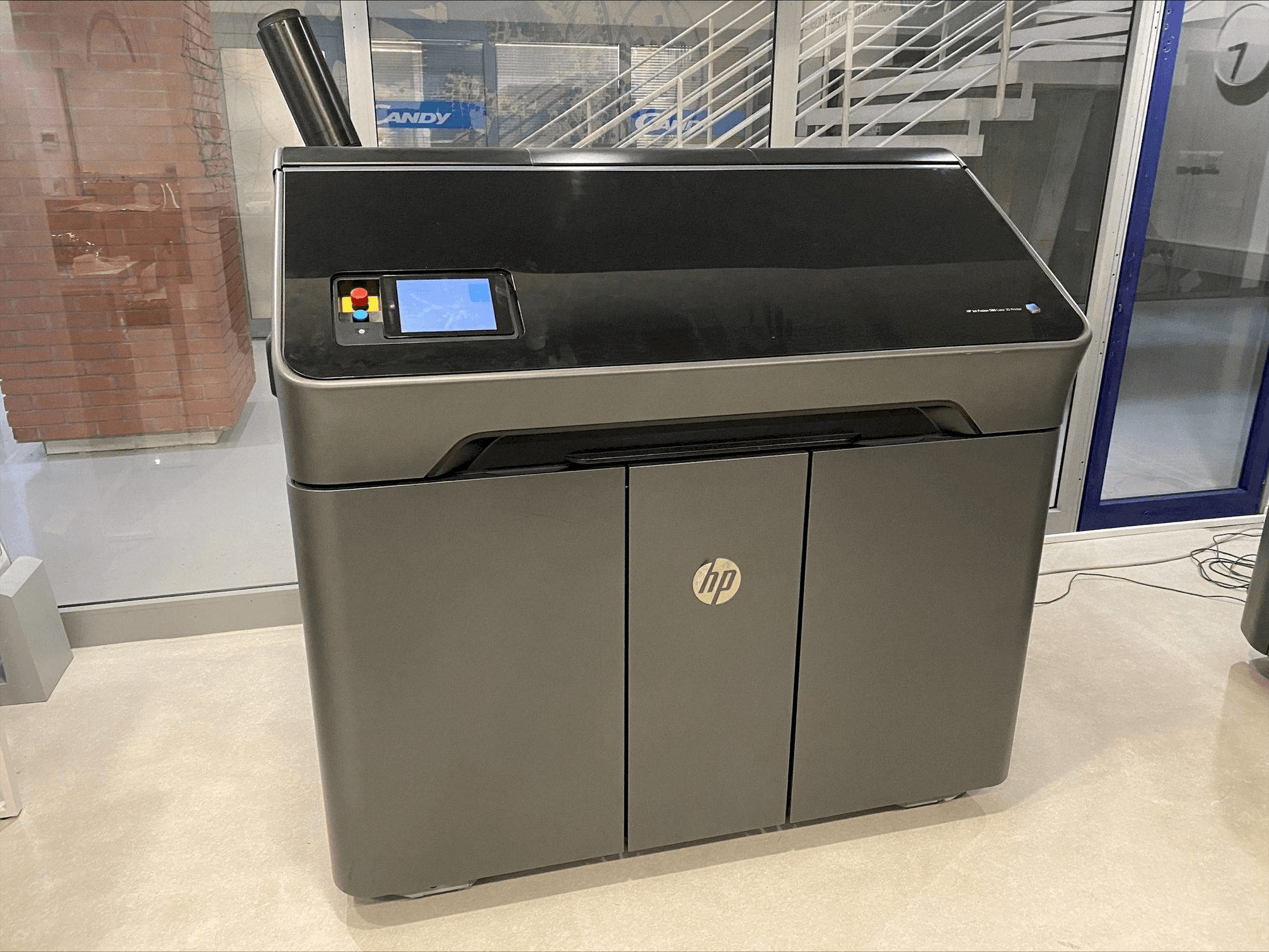 Frontansicht der HP Jet Fusion 580 Color 3D printer M2K85A Maschine