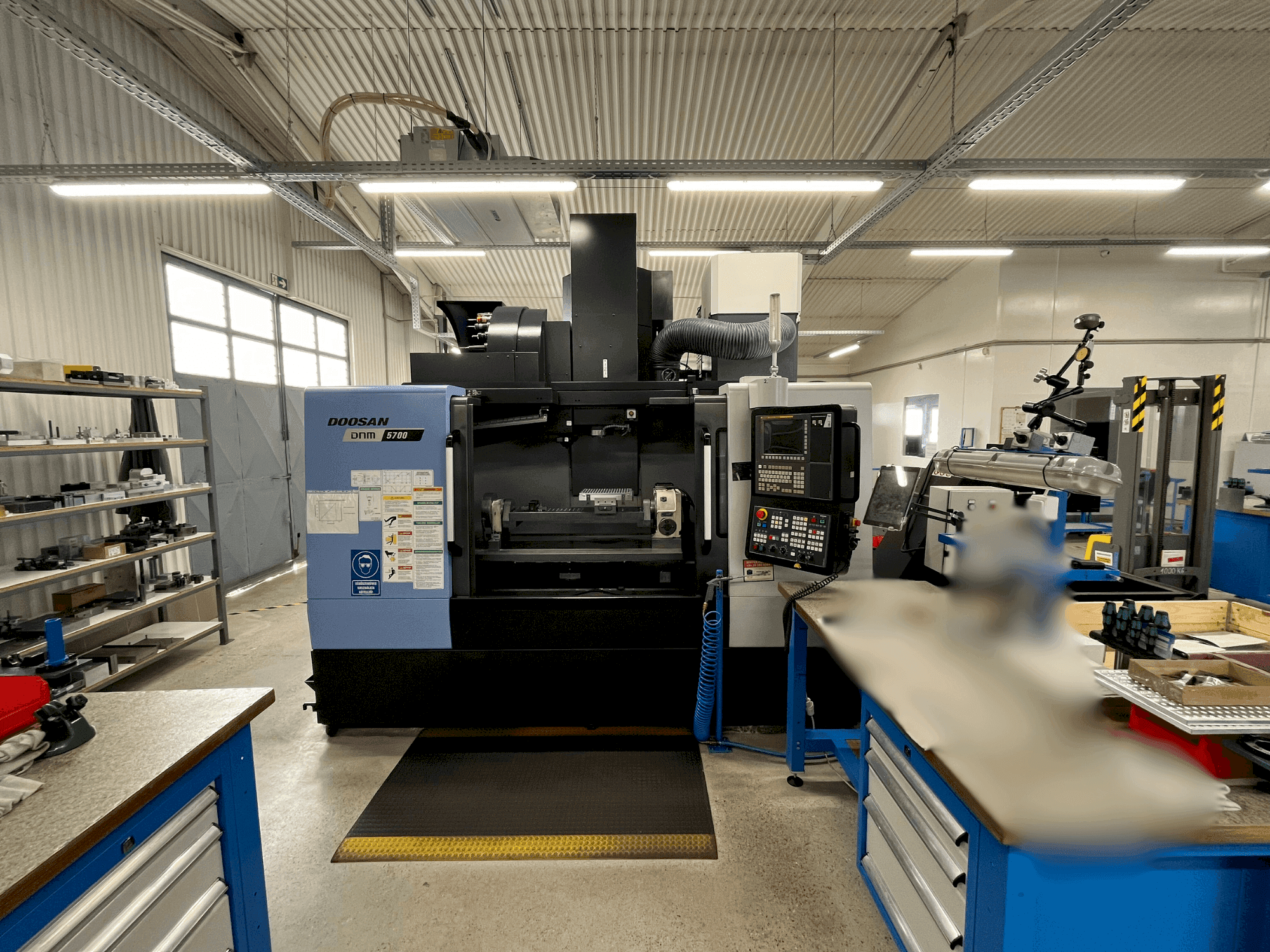 Frontansicht der DOOSAN DNM 5700 Maschine