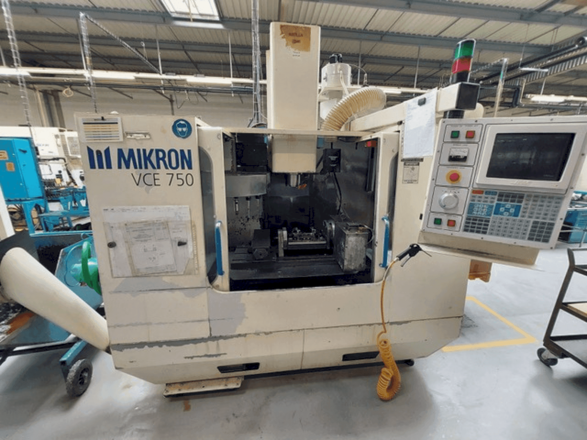 Frontansicht der HAAS MIKRON VCE 750 Maschine