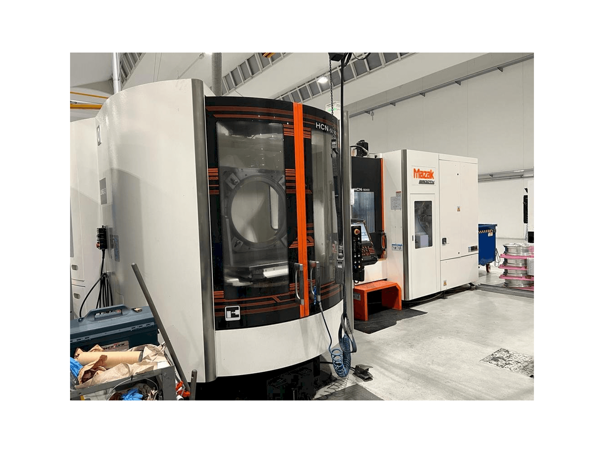 Frontansicht der Mazak HCN-5000 Maschine