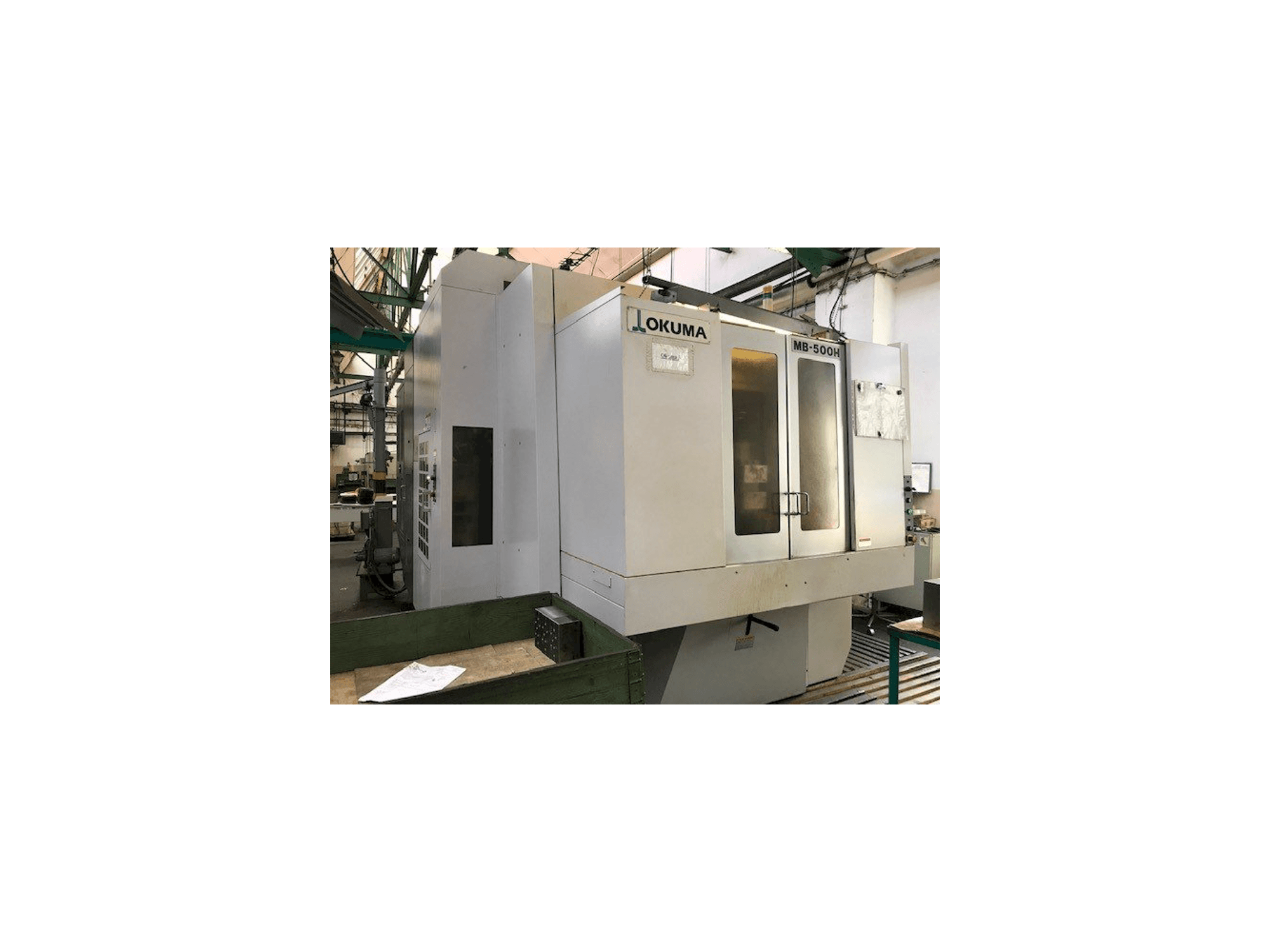 Frontansicht der Okuma MB-500H Maschine