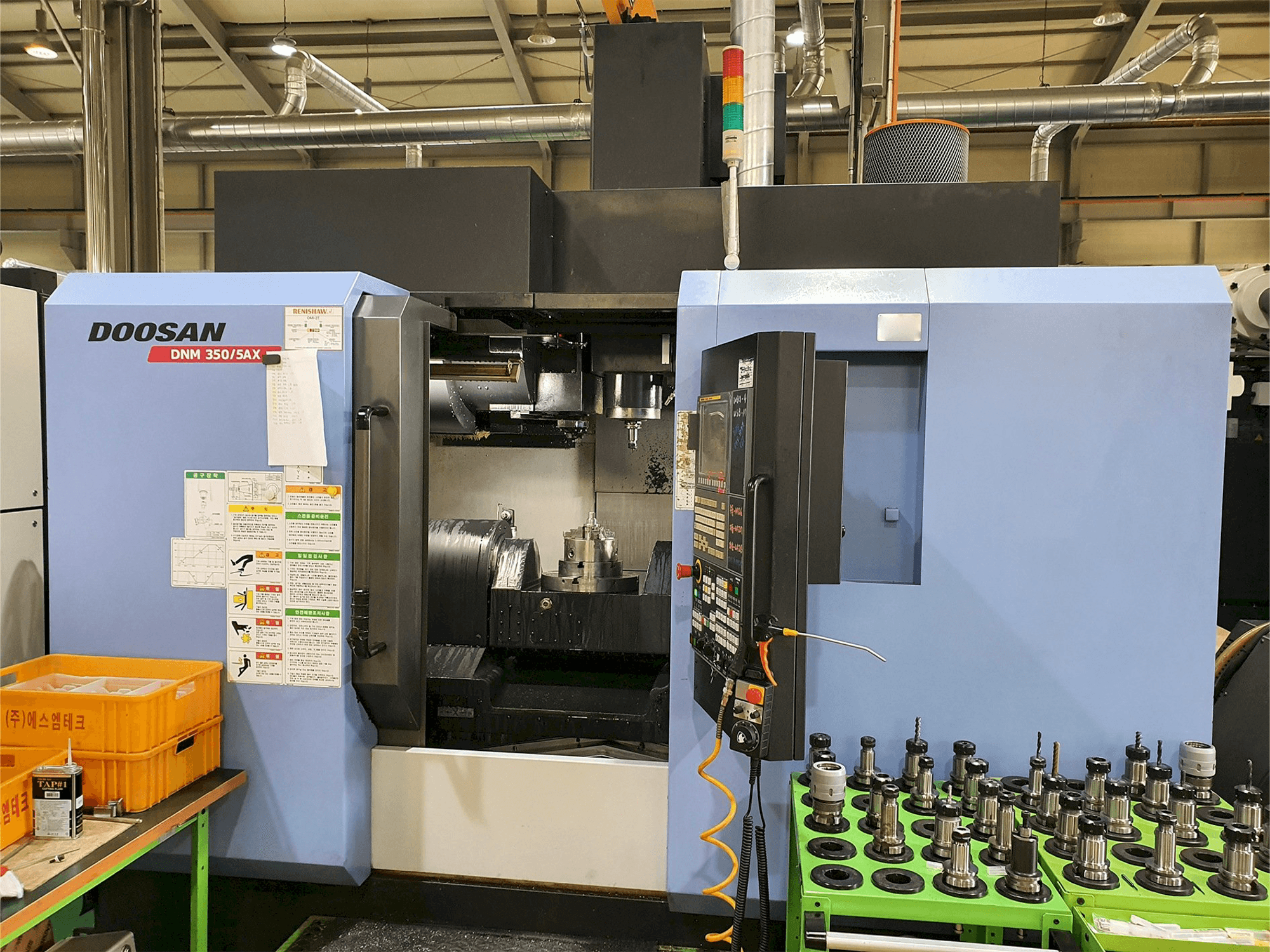 Frontansicht der Doosan DNM350/5AX Maschine